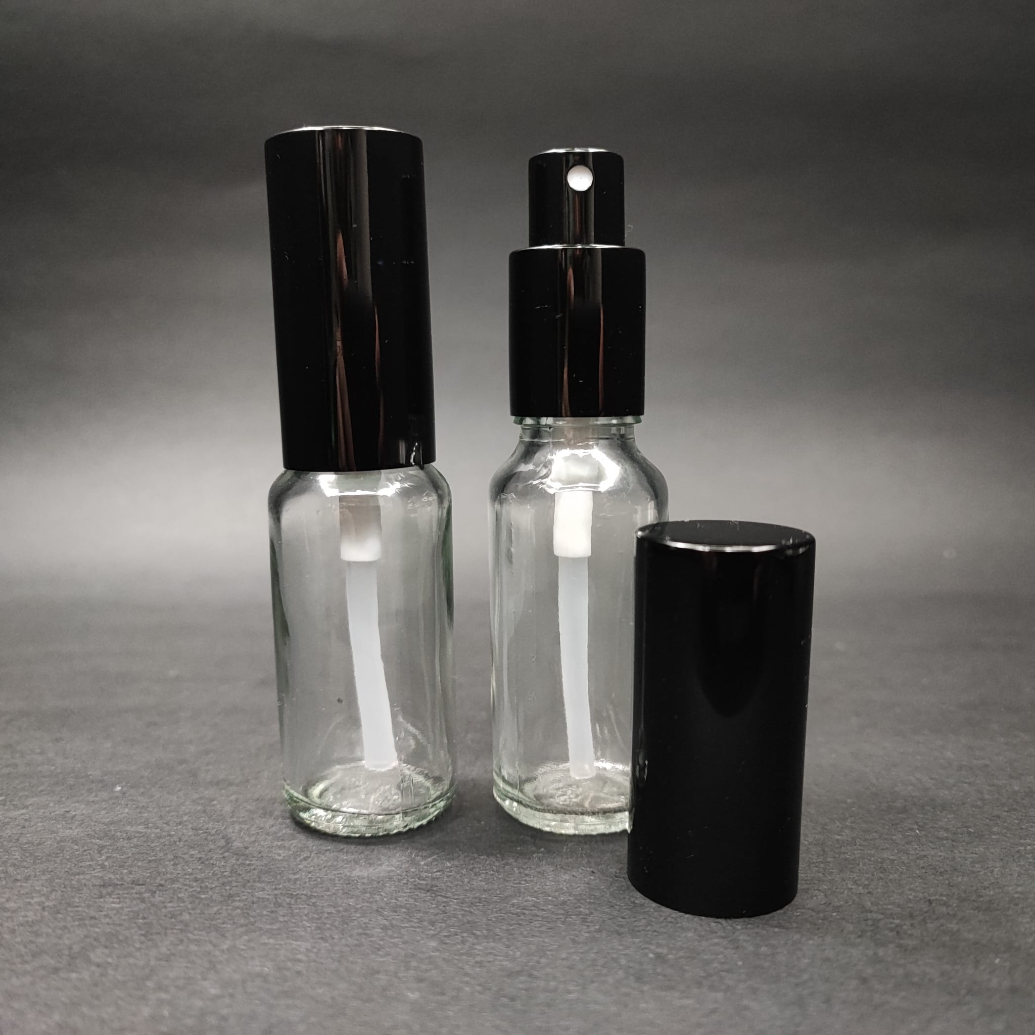 20 ML ЛУКСОЗНИ БУТИЛКИ ЗА ПАРФЮМ С ВИНТОВА ВЕНТИЛА - 20 CC ПРОЗРАЧНА СТЪКЛЕНА БУТИЛКА - КОМПЛЕКТ С ЧЕРНА МЕТАЛНА КАПАЧКА ЗА ПРЕЙ.