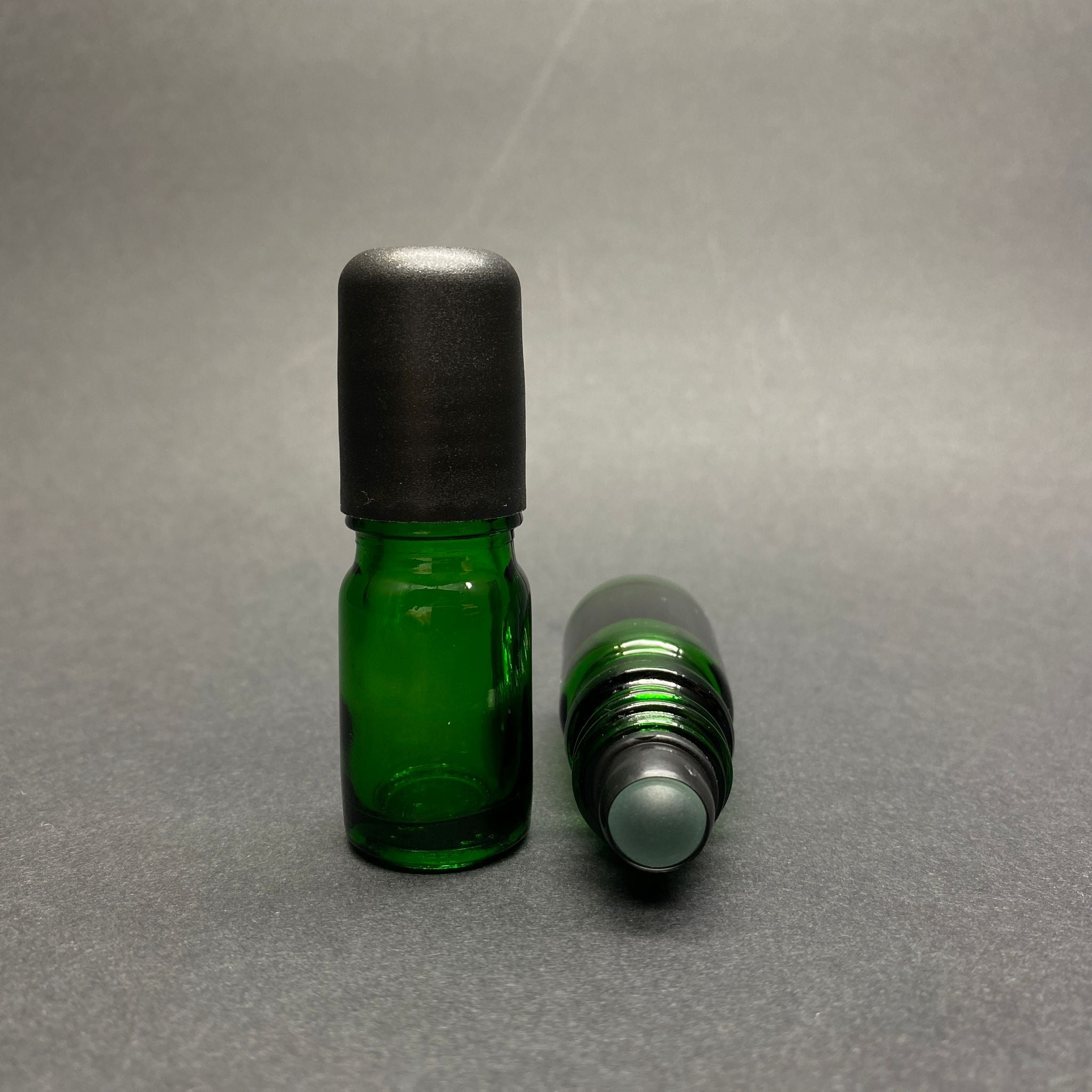 5 CC ЗЕЛЕНА СТЪКЛЕНА РОЛ-ОН БУТИЛКА - С ЧЕРНА КАПАЧКА - 5 ML СТЪКЛЕНА БУТИЛКА С ТОПЧЕ - СТЪКЛЕНА РОЛ-ОН БУТИЛКА - СТЪКЛЕНА БУТИЛКА С ЕСЕНЦИЯ