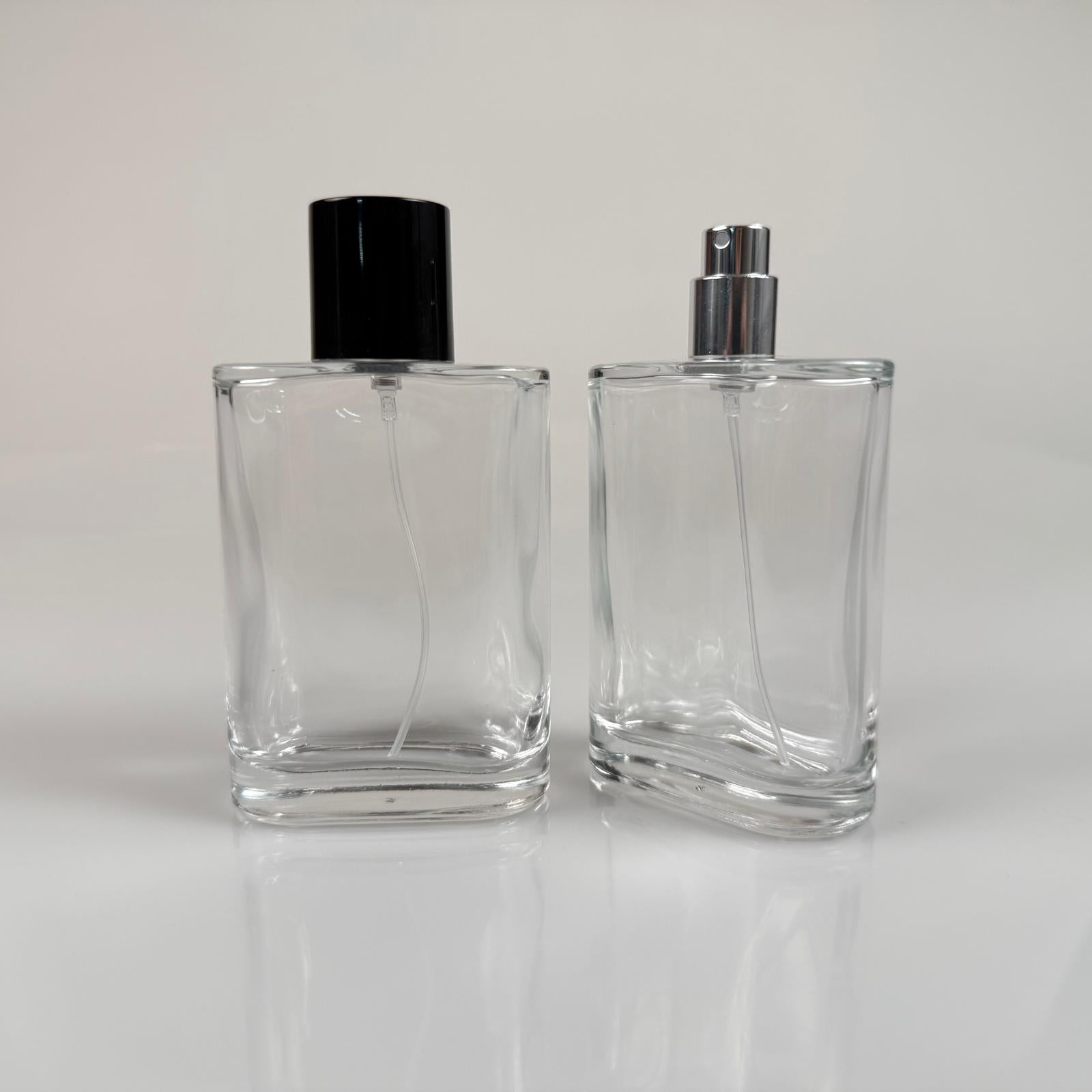 100 ML ПЛОСЪК МОДЕЛ CEO ПАРФЮМНА БУТИЛКА - СРЕБРИСТ МЕТАЛЕН СПРЕЙ + ЧЕРНА КАПАЧКА (15 MM УСТИЕ, ЛЕСНО ЗАТВАРЯНЕ С Щракване)