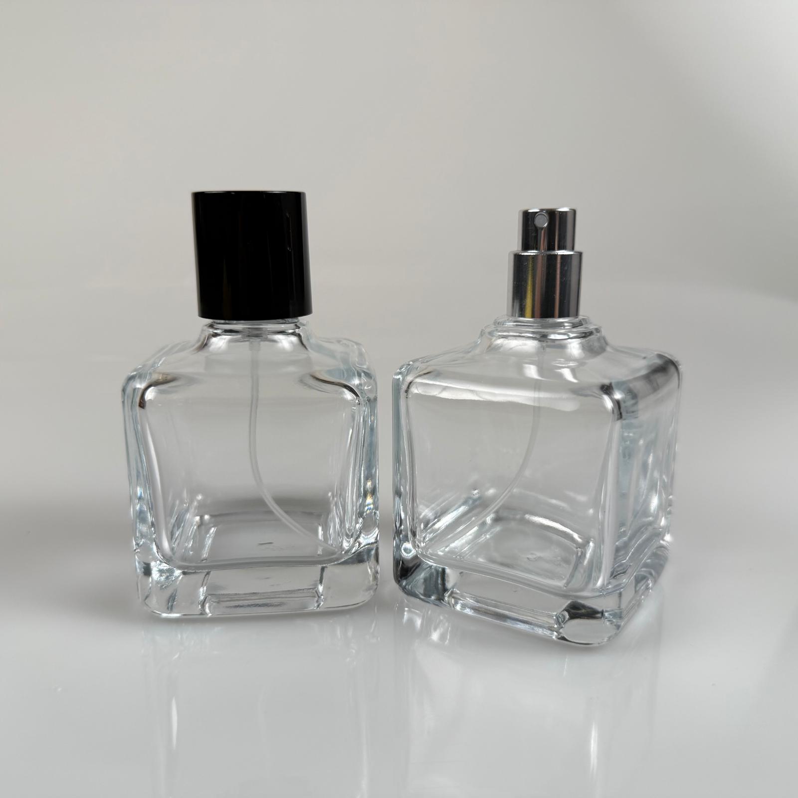 100 ML КВАДРАТЕН МОДЕЛ LURA БУТИЛКА ЗА ПАРФЮМ - СРЕБРИСТ МЕТАЛЕН СПРЕЙ + ЧЕРНА КАПАЧКА (15 MM УСТИЕ, ЛЕСНО ЗАТВАРЯНЕ С Щракване)