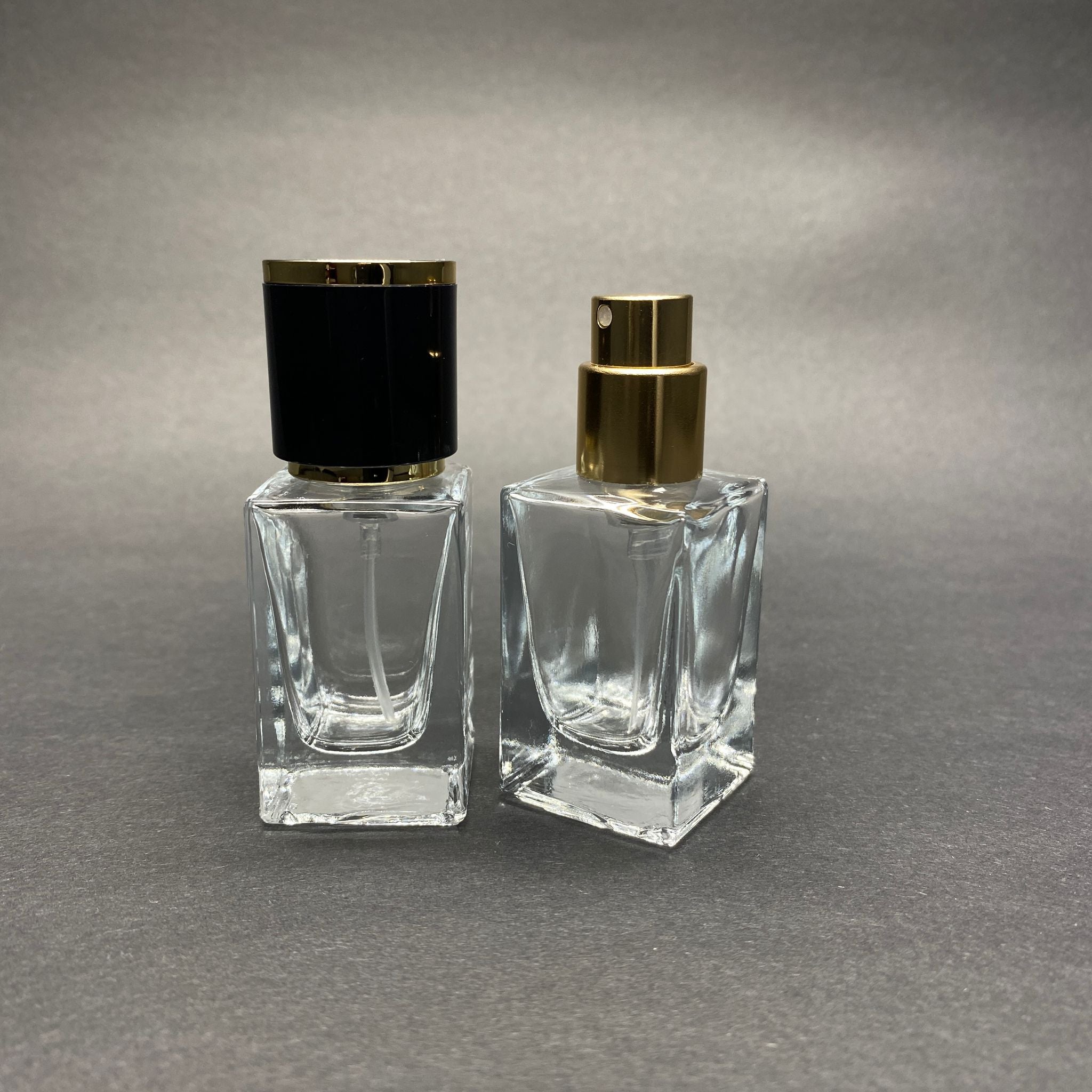 15 ML КВАДРАТЕН МОДЕЛ ФЛАКОН ЗА ПАРФЮМ BLOOM - ЗЛАТЕН МЕТАЛЕН СПРЕЙ + ЗЛАТНО ЧЕРНА КАПАЧКА (15 ММ УСТИЕ, ЛЕСНО ЗАТВАРЯНЕ С Щракване)