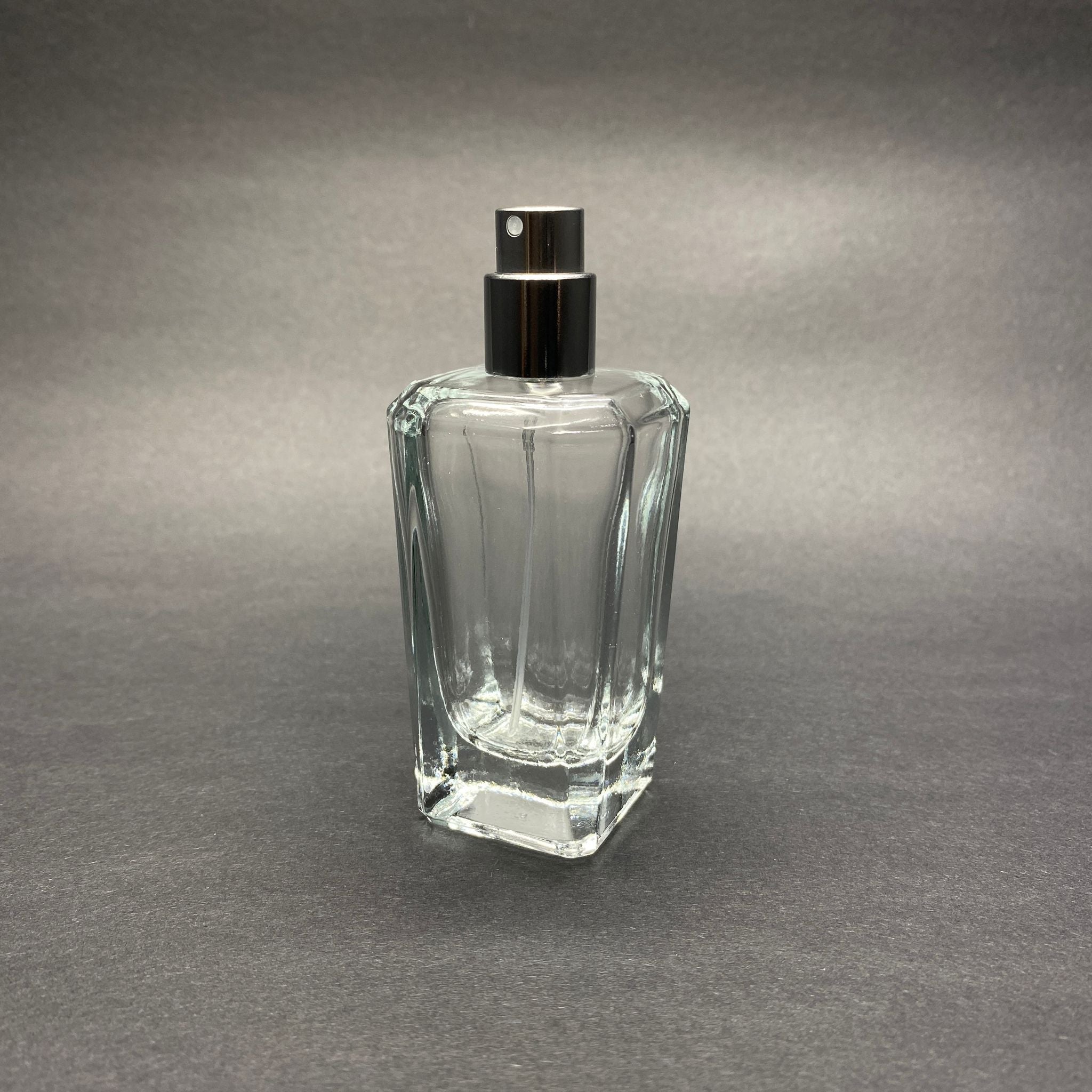50 ML КВАДРАТЕН МОДЕЛ ЗА ПАРФЮМ MIRA - СРЕБРИСТ МЕТАЛЕН СПРЕЙ (15 MM УСТИЕ, ЛЕСНО ЗАТВАРЯНЕ С Щракване)