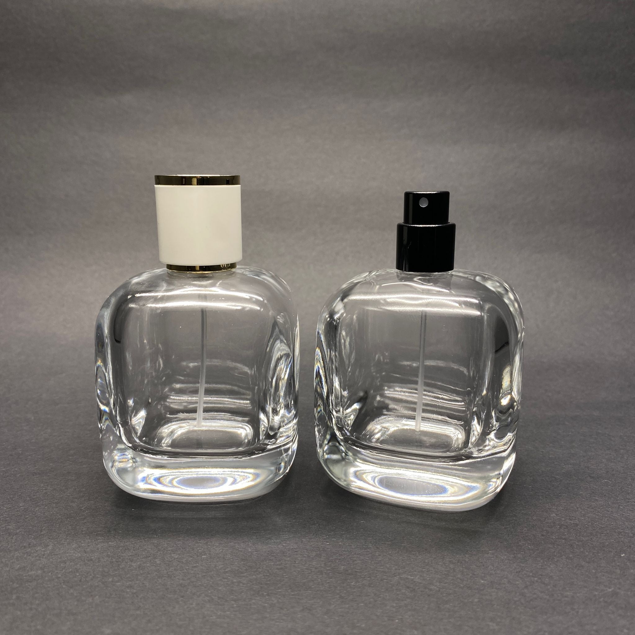 100 ML ОВАЛЕН КВАДРАТЕН МОДЕЛ СЪРЦЕВО ФЛАКОНО ЗА ПАРФЮМ – ЧЕРЕН МЕТАЛЕН СПРЕЙ + ЗЛАТНО БЯЛА КАПАЧКА (15 ММ УСТИЯ, ЛЕСНО ЗАТВАРЯНЕ С Щракване)