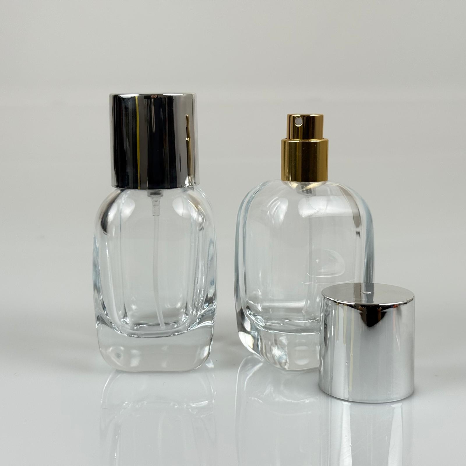 50 ML ЦИЛИНДРИЧЕН МОДЕЛ БУТИЛКА ЗА ПАРФЮМ CORE - ЗЛАТЕН МЕТАЛЕН СПРЕЙ + СРЕБРИСТА ШИРОКА КАПАЧКА (15 MM УСТИЕ, ЛЕСНО ЗАТВАРЯНЕ С Щракване)