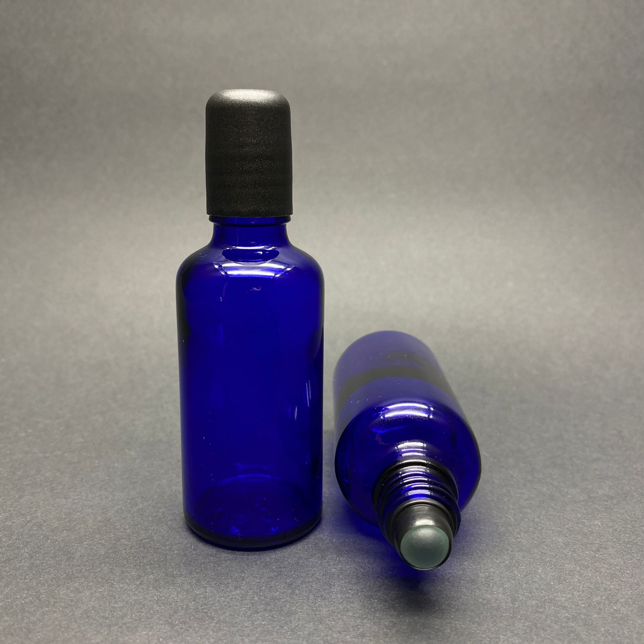 50 CC СИНЯ СТЪКЛЕНА РОЛ-ОН БУТИЛКА - ЧЕРНА КАПАЧКА - 50 ML СТЪКЛЕНА БУТИЛКА С СЪЧМЕН ЛАГЕР - СТЪКЛЕНА РОЛ-ОН БУТИЛКА - СТЪКЛЕНА БУТИЛКА С ЕСЕНЦИЯ