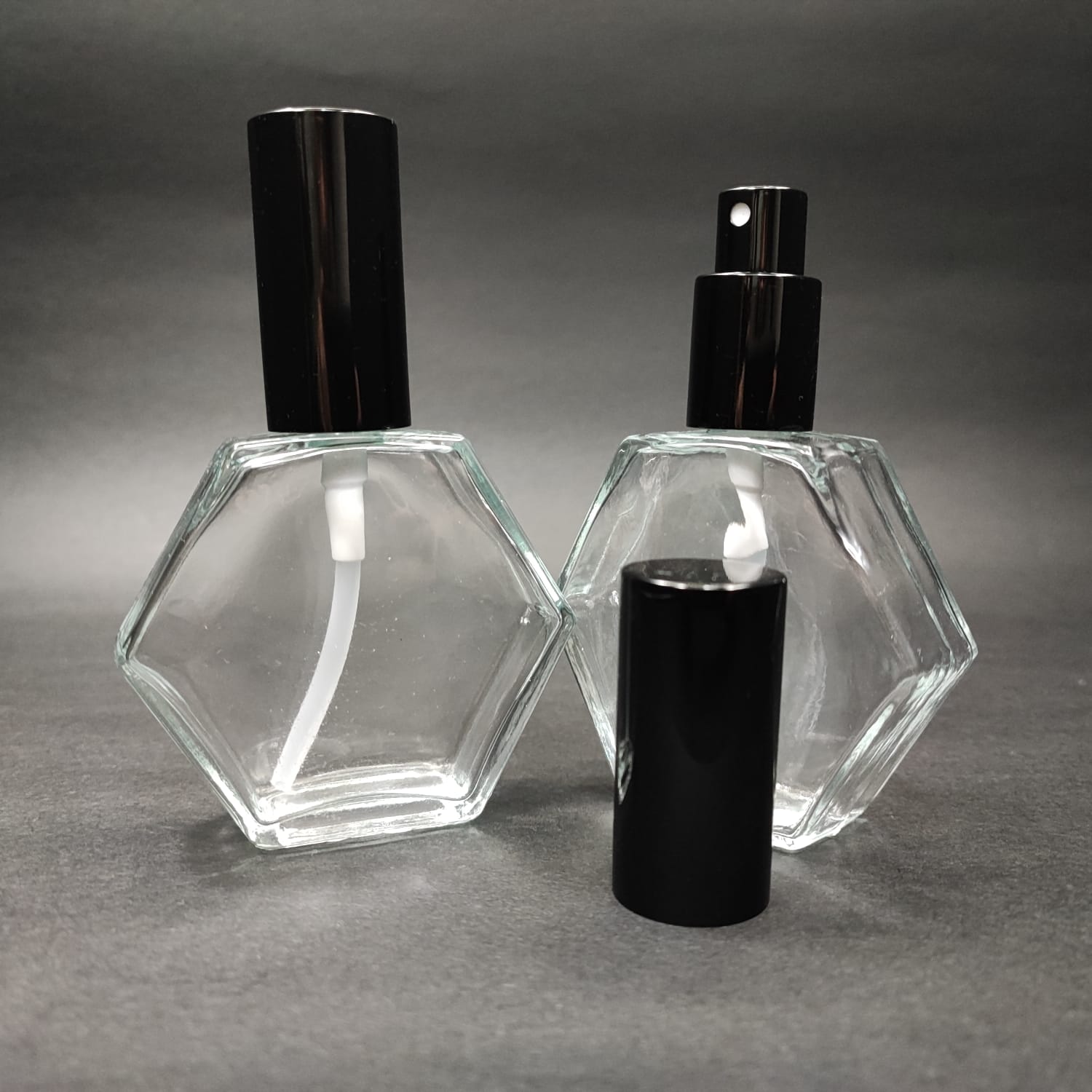 50 ML ЛУКСОЗНИ БУТИЛКИ ЗА ПАРФЮМ С ВИНТОВА ВЕНТИЛА - 50 CC ШЕСТЪГЪННА БУТИЛКА ОТ ПРОЗРАЧНО СТЪКЛО - КОМПЛЕКТ С ЧЕРНА МЕТАЛНА КАПАЧКА ЗА ПРЕЙ.