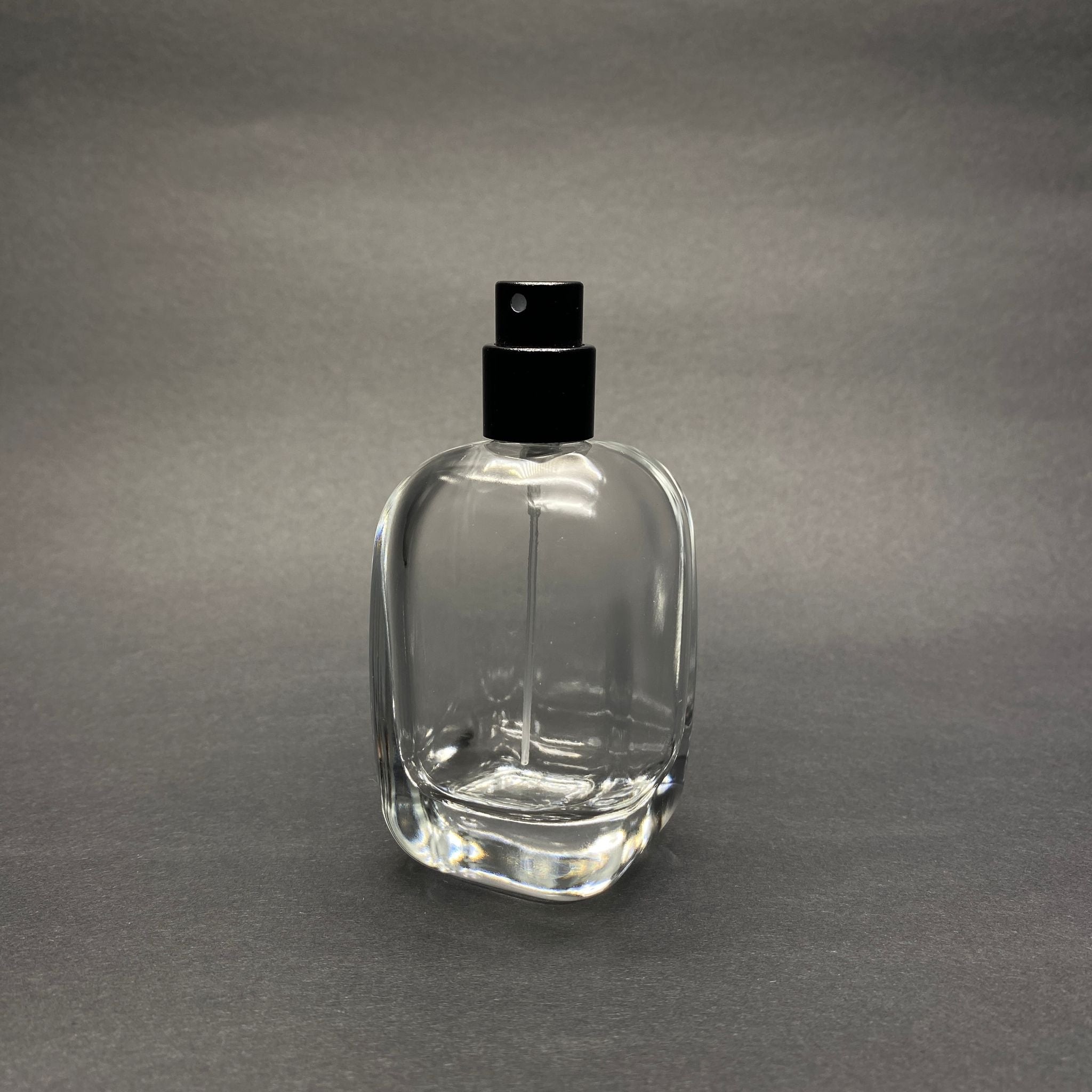 50 ML ОВАЛЕН КВАДРАТЕН МОДЕЛ СЪРЦЕВО ФЛАКОНО ЗА ПАРФЮМ - ЧЕРЕН МЕТАЛЕН СПРЕЙ (15 MM УСТИЯ, ЛЕСНО ЗАТВАРЯНЕ С Щракване)