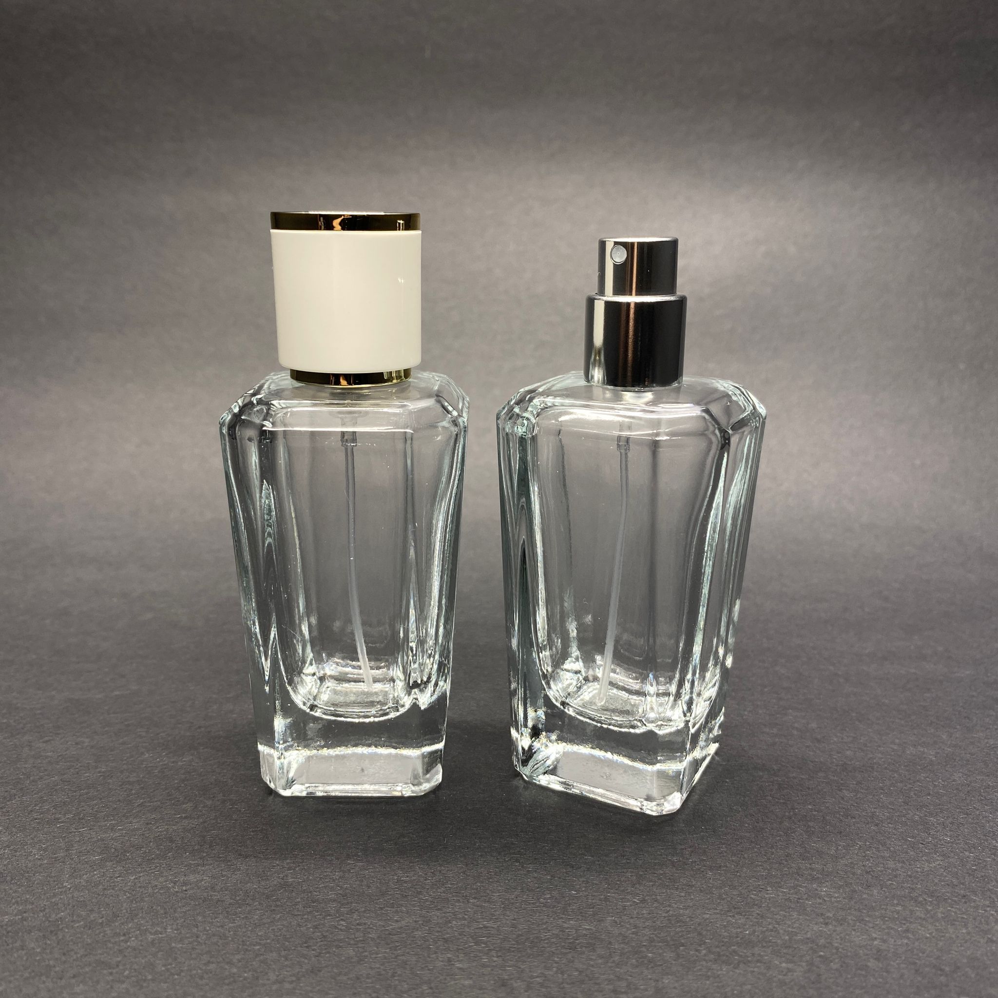 50 ML КВАДРАТЕН МОДЕЛ ЗА ПАРФЮМ MIRA - СРЕБРИСТ МЕТАЛЕН СПРЕЙ + ЗЛАТНО БЯЛА КАПАЧКА (15 MM УСТИЕ, ЛЕСНО ЗАТВАРЯНЕ С Щракване)
