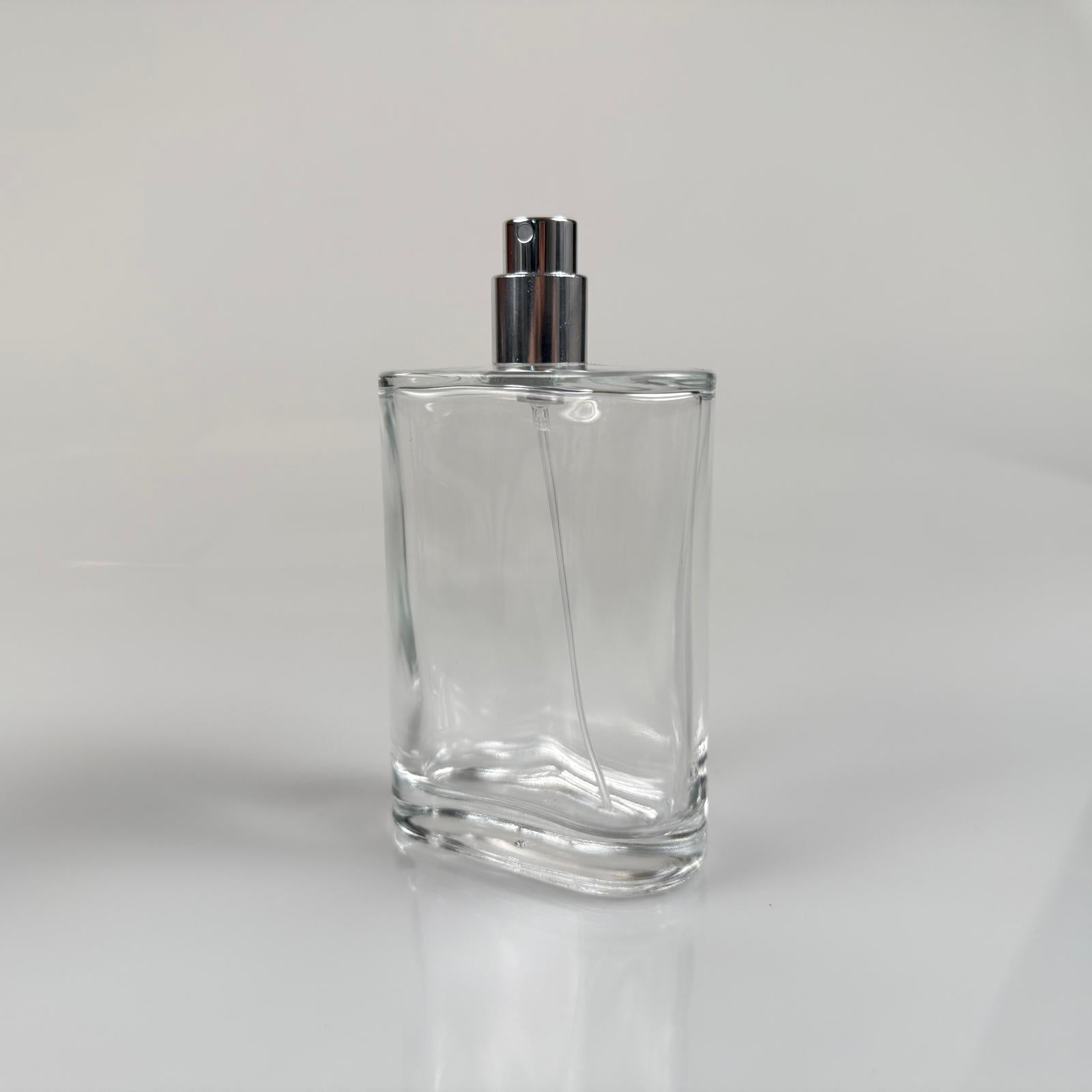 100 ML ПЛОСЪК МОДЕЛ CEO ПАРФЮМНА БУТИЛКА - СРЕБРИСТ МЕТАЛЕН СПРЕЙ (15 MM УСТИЯ, ЛЕСНО ЗАТВАРЯНЕ С Щракване)