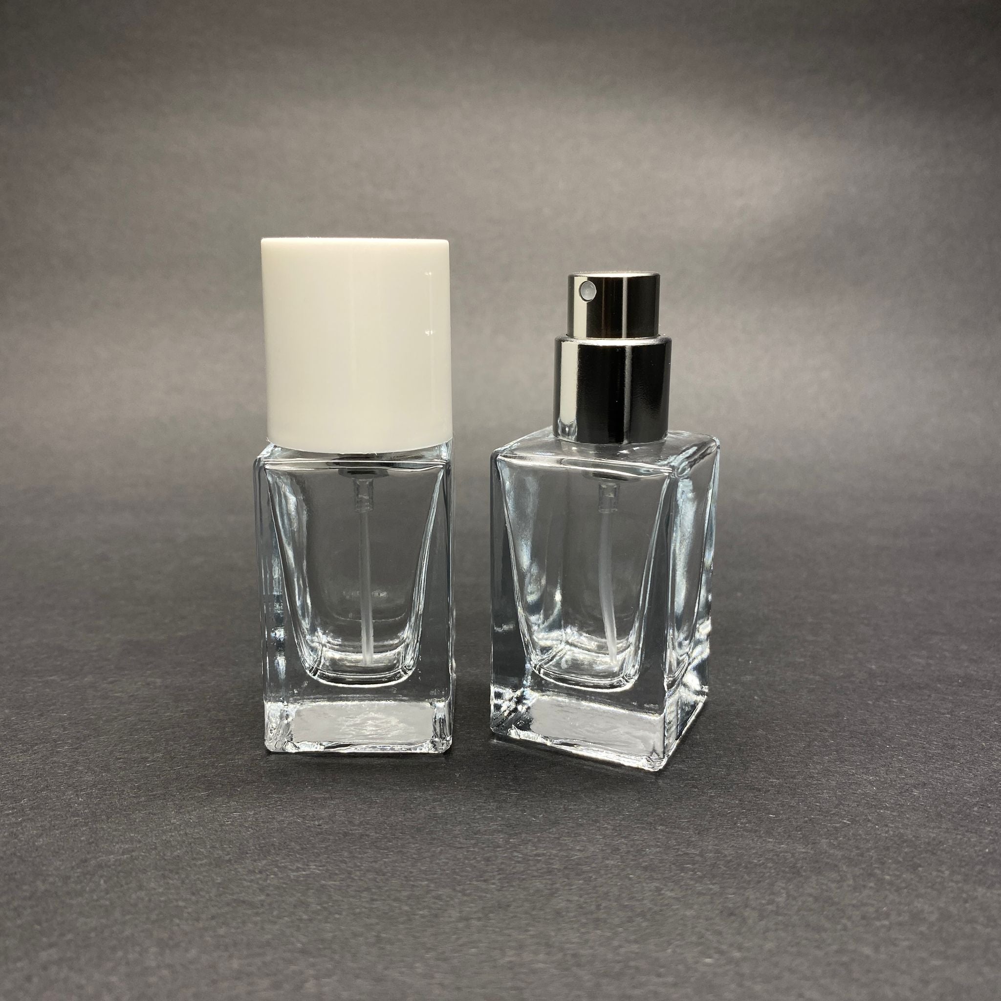 15 ML КВАДРАТЕН МОДЕЛ ЗА ПАРФЮМ BLOOM - СРЕБРИСТ МЕТАЛЕН СПРЕЙ + БЯЛА КАПАЧКА (15 MM УСТИЕ, ЛЕСНО ЗАТВАРЯНЕ С Щракване)