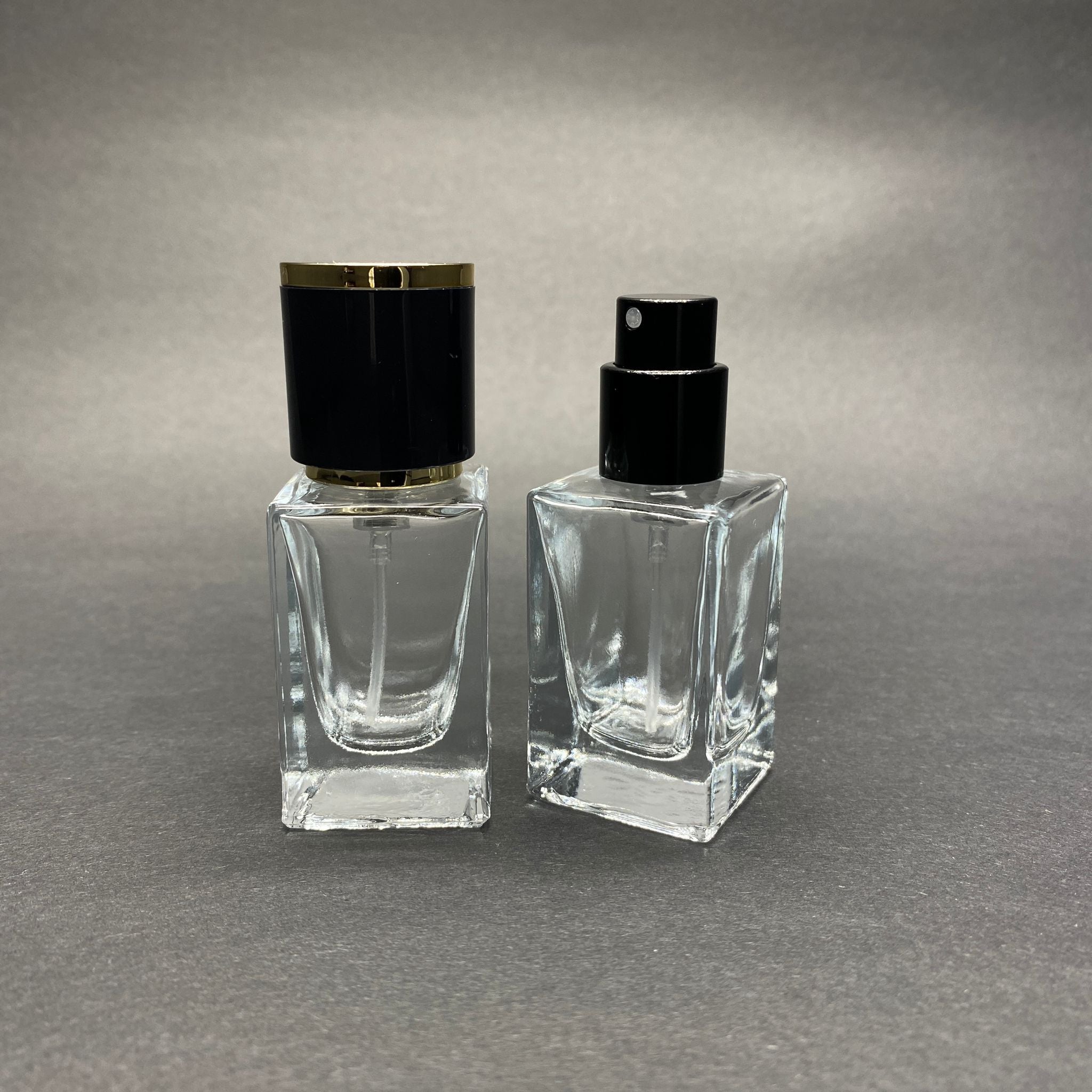 15 ML КВАДРАТЕН МОДЕЛ БЛУМ ПАРФЮМНА БУТИЛКА - ЧЕРЕН МЕТАЛЕН СПРЕЙ + ЗЛАТНО ЧЕРНА КАПАЧКА (15 ММ УСТИЯ, ЛЕСНО ЗАТВАРЯНЕ С Щракване)
