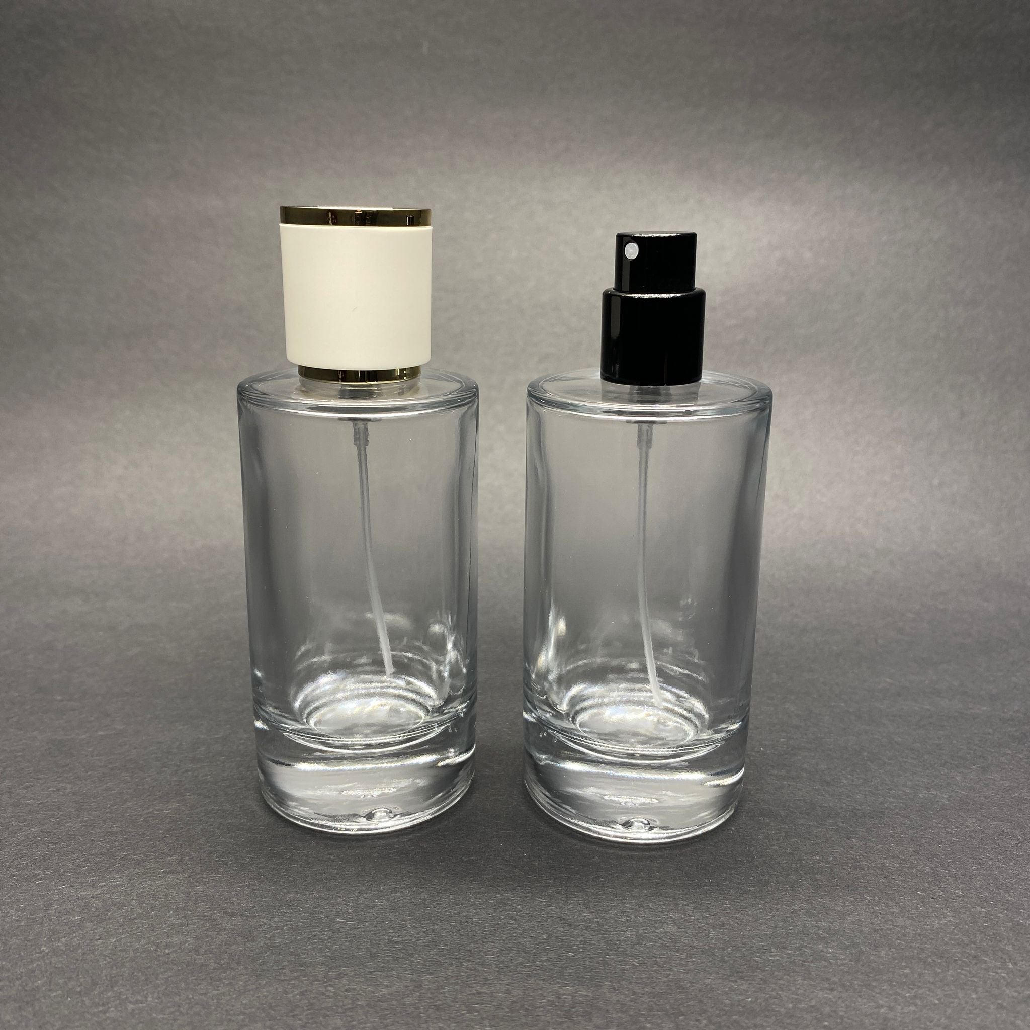 50 ML ЦИЛИНДРИЧЕН МОДЕЛ МАРС ПАРФЮМНА БУТИЛКА - ЧЕРЕН МЕТАЛЕН СПРЕЙ + ЗЛАТНО БЯЛА КАПАЧКА (15 ММ УСТИЕ, ЛЕСНО ЗАТВАРЯНЕ С Щракване)