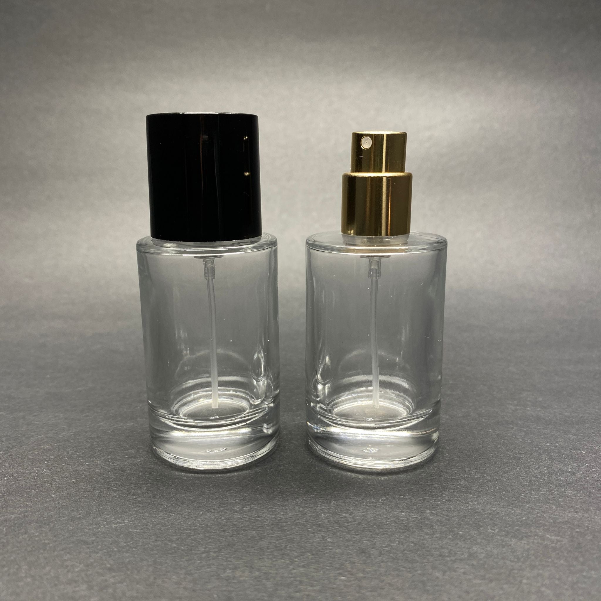 30 ML ЦИЛИНДРИЧЕН МОДЕЛ БУТИЛКА ЗА ПАРФЮМ SAVAGE - ЗЛАТЕН МЕТАЛЕН СПРЕЙ + ЧЕРНА КАПАЧКА (15 ММ УСТИЕ, ЛЕСНО ЗАТВАРЯНЕ С Щракване)