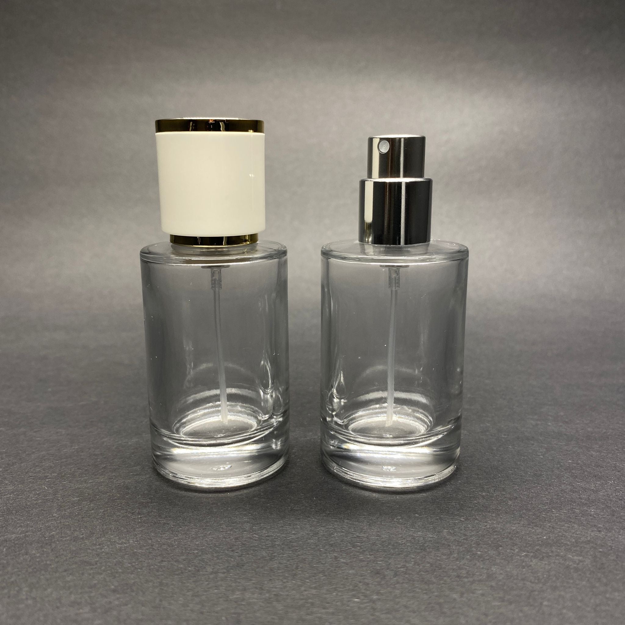 30 ML ЦИЛИНДРИЧЕН МОДЕЛ SAVAGE БУТИЛКА ЗА ПАРФЮМ - СРЕБРИСТ МЕТАЛЕН СПРЕЙ + ЗЛАТНО БЯЛА КАПАЧКА (15 MM УСТИЕ, ЛЕСНО ЗАТВАРЯНЕ С Щракване)
