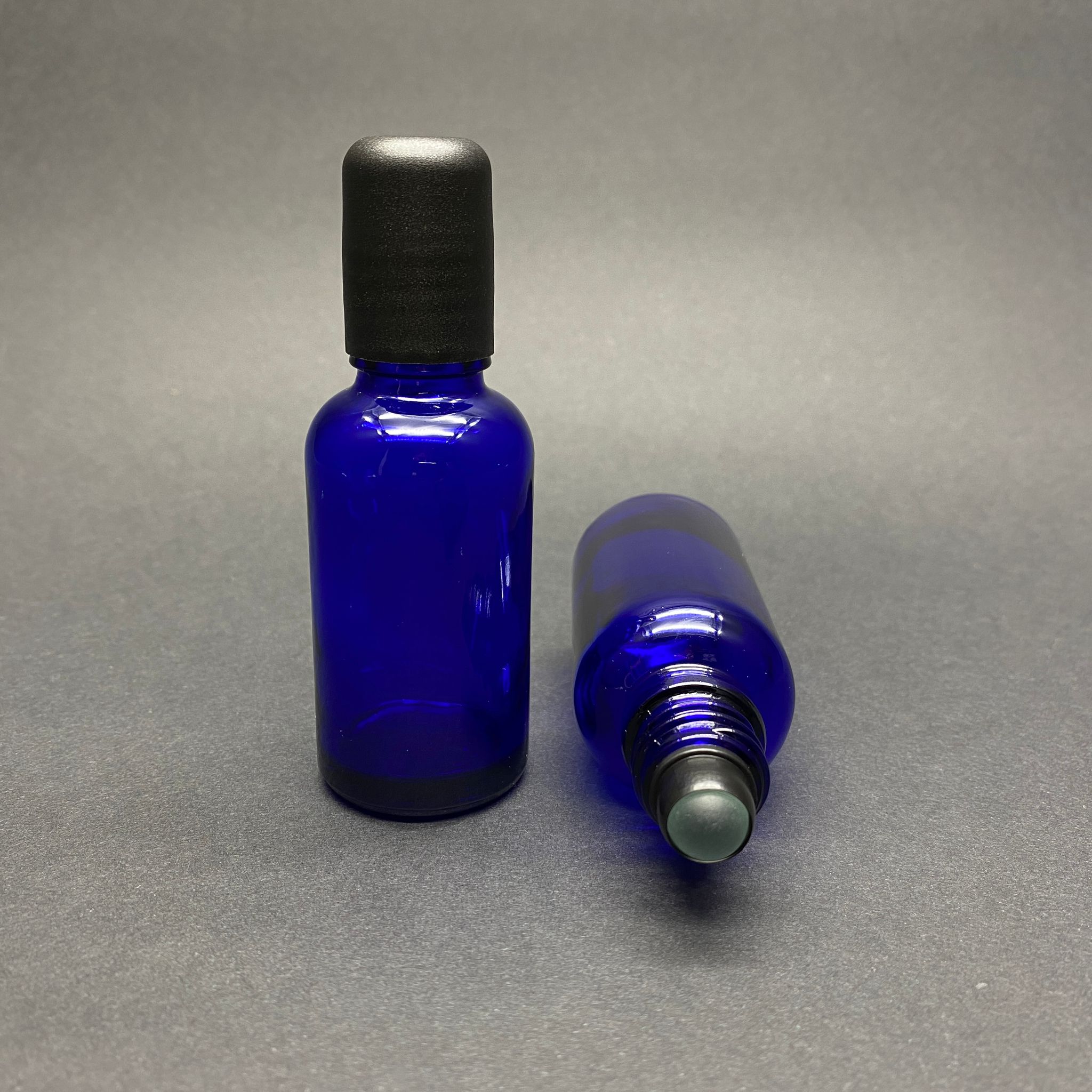 30 CC СИНЯ СТЪКЛЕНА РОЛ-ОН БУТИЛКА - ЧЕРНА КАПАЧКА - 30 ML СТЪКЛЕНА БУТИЛКА С СЪЧЧЕНИ ЛАГЕРИ - СТЪКЛЕНА РОЛ-ОН БУТИЛКА - СТЪКЛЕНА БУТИЛКА С ЕСЕНЦИЯ