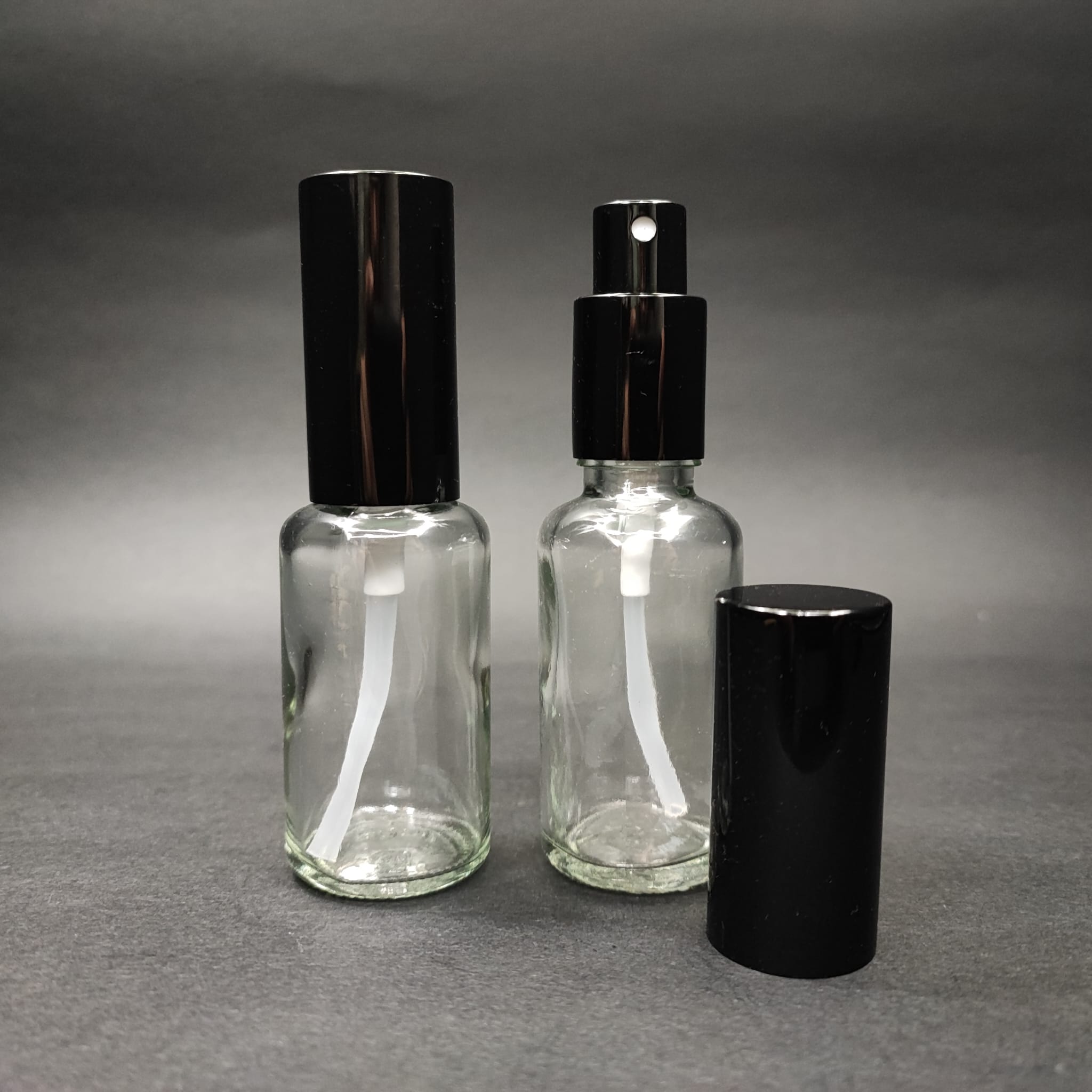 30 ML ЛУКСОЗНИ БУТИЛКИ ЗА ПАРФЮМ С ВИНТОВА ВЕНТИЛА - 30 CC ПРОЗРАЧНА СТЪКЛЕНА БУТИЛКА - КОМПЛЕКТ С ЧЕРНА МЕТАЛНА КАПАЧКА ЗА ПРЕЙ.