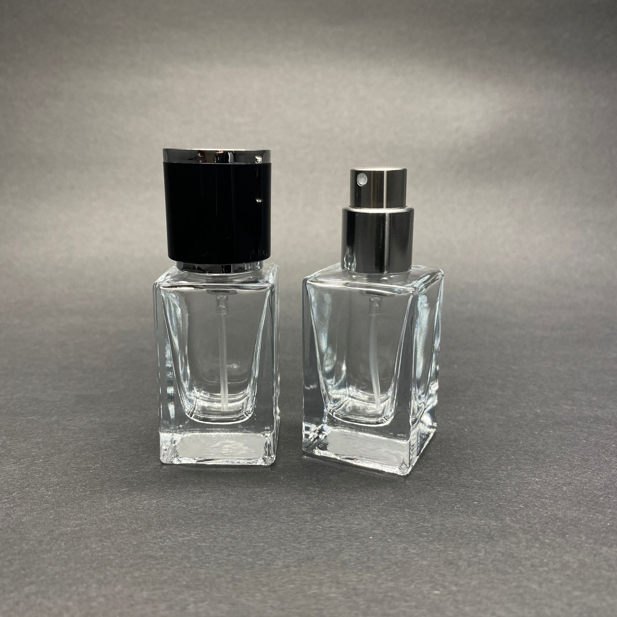 15 ML КВАДРАТЕН МОДЕЛ ЗА ПАРФЮМ BLOOM - СРЕБРИСТ МЕТАЛЕН СПРЕЙ + СРЕБРИСТНО ЧЕРНА КАПАЧКА (15 MM УСТИЕ, ЛЕСНО ЗАТВАРЯНЕ С Щракване)