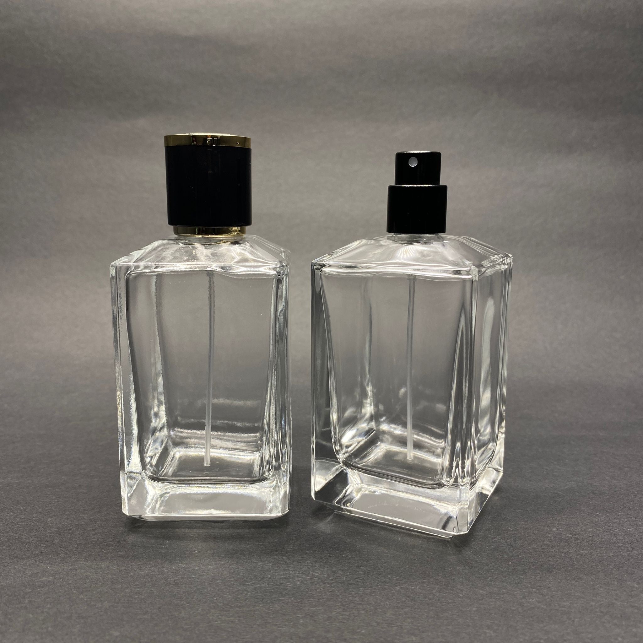 100 ML КОНИЧНА БУТИЛКА ЗА ПАРФЮМ С ПРИЗМА - ЧЕРЕН МЕТАЛЕН СПРЕЙ + ЗЛАТНО ЧЕРНА КАПАЧКА (15 ММ УСТИЯ, ЛЕСНО ЗАТВАРЯНЕ)