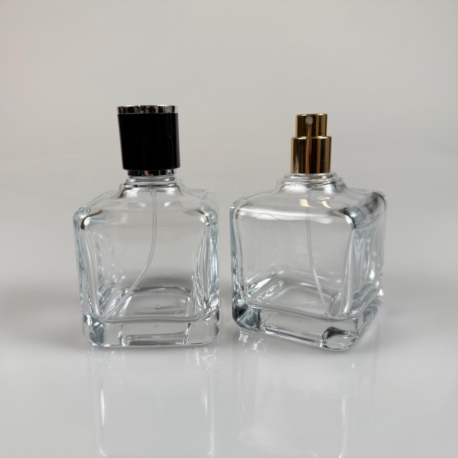 100 ML КВАДРАТЕН МОДЕЛ LURA БУТИЛКА ЗА ПАРФЮМ - ЗЛАТЕН МЕТАЛЕН СПРЕЙ + СРЕБРИСТНО ЧЕРНА КАПАЧКА (15 ММ УСТИЕ, ЛЕСНО ЗАТВАРЯНЕ С Щракване)