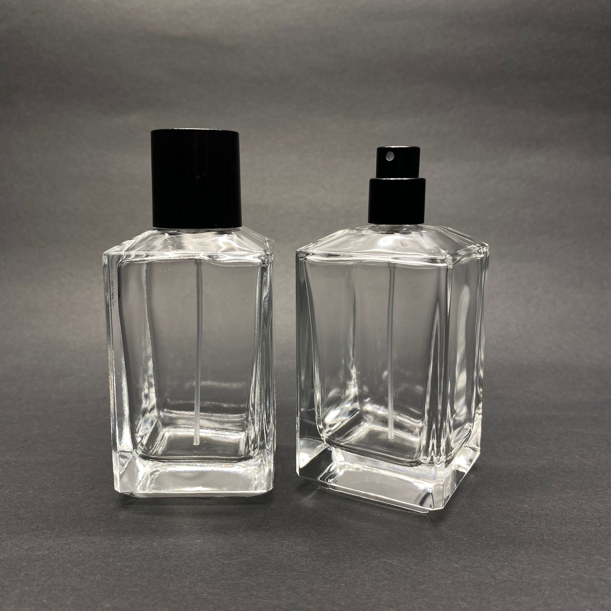 100 ML КОНИЧНА ПРИЗМА ФЛАКОН ЗА ПАРФЮМ - ЧЕРЕН МЕТАЛЕН СПРЕЙ + ЧЕРНА КАПАЧКА (15 ММ УСТИЕ, ЛЕСНО ЗАТВАРЯНЕ)