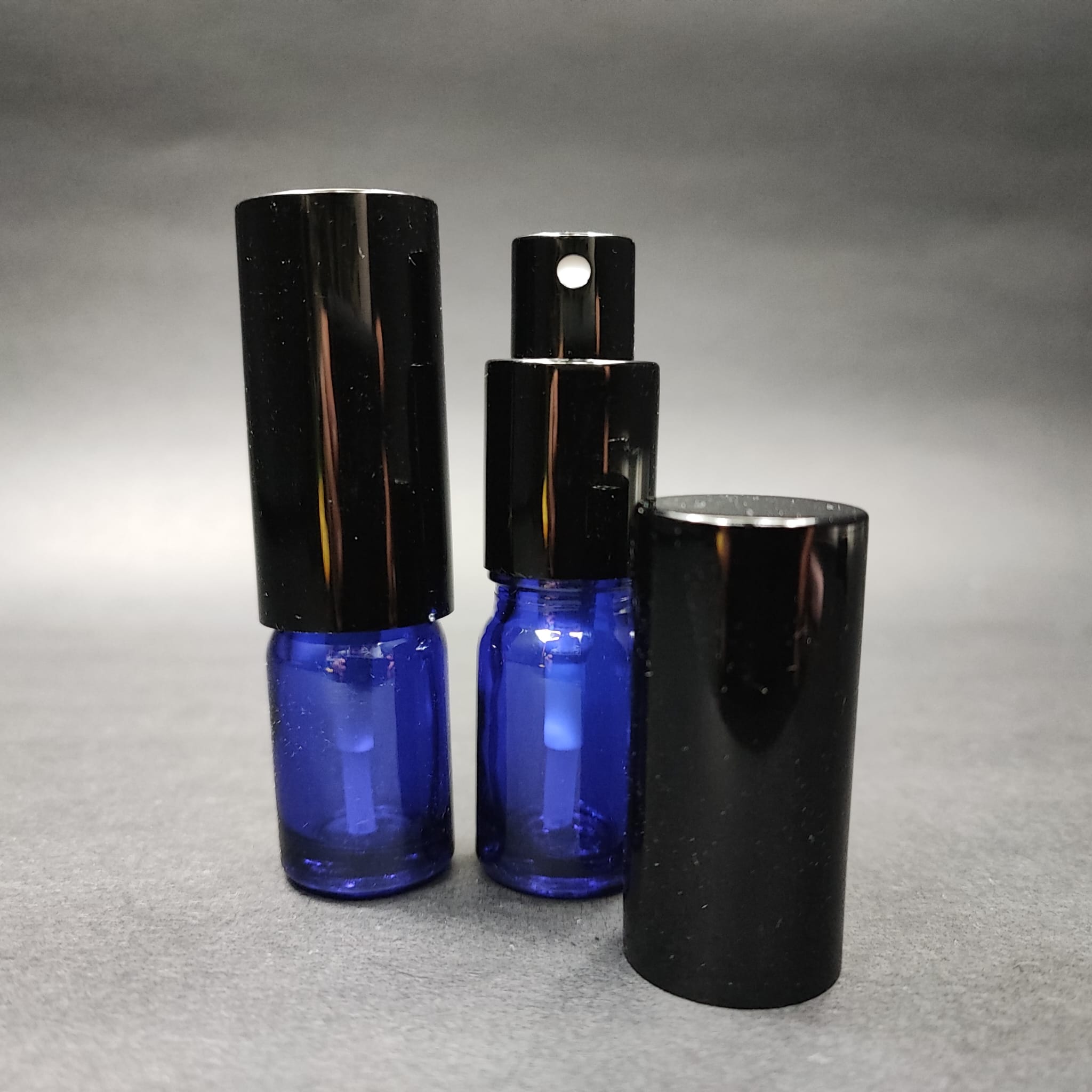 5 ML ЛУКСОЗНИ БУТИЛКИ ЗА ПАРФЮМ С ВИНТОВА ВЕНТИЛА - 5 CC СИНЯ СТЪКЛЕНА БУТИЛКА - КОМПЛЕКТ С ЧЕРНА МЕТАЛНА КАПАЧКА ЗА ПРЕЙ.