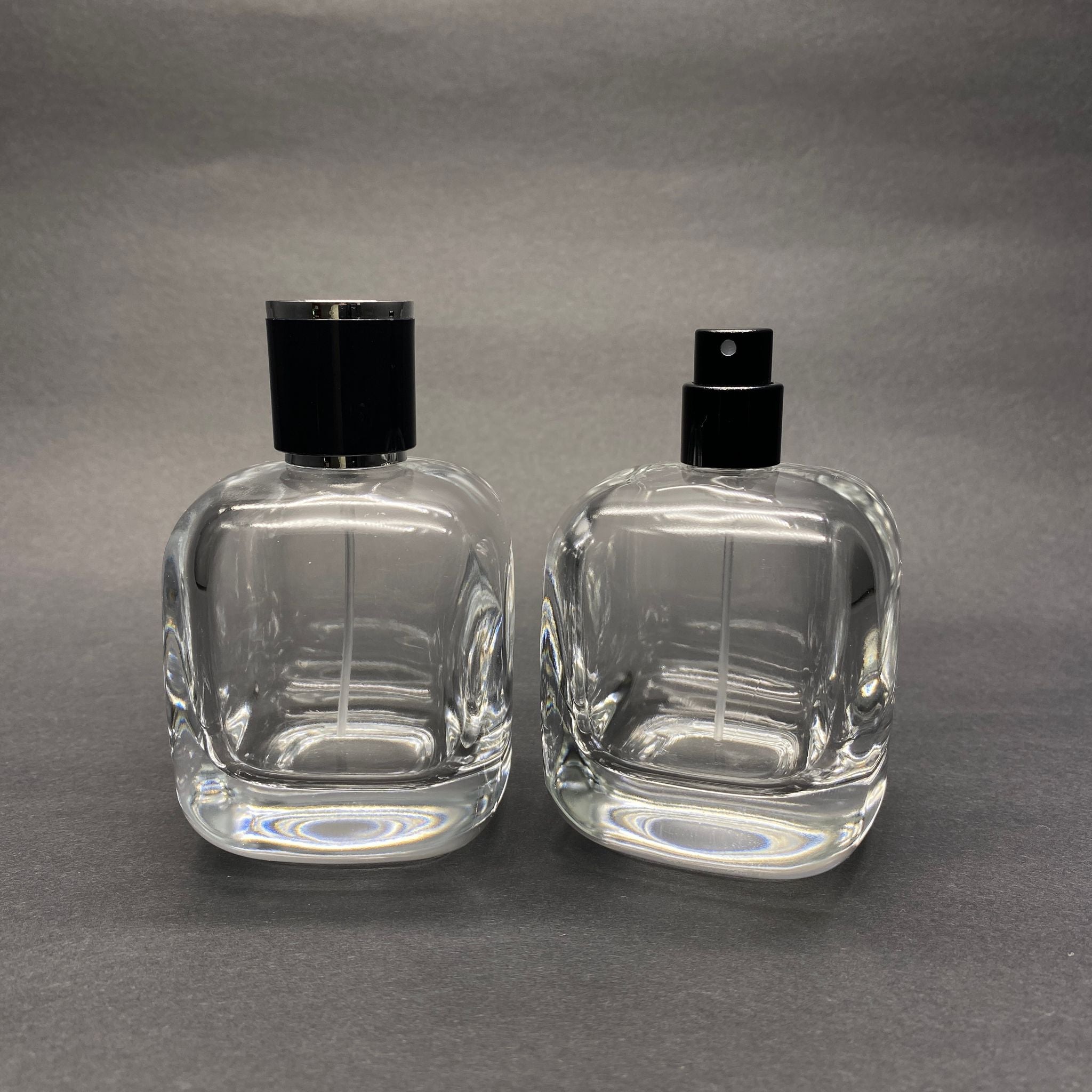 100 ML ОВАЛЕН КВАДРАТЕН МОДЕЛ СЪРЦЕВО ФЛАКОНО ЗА ПАРФЮМ - ЧЕРЕН МЕТАЛЕН СПРЕЙ + СРЕБРИСТНО ЧЕРНА КАПАЧКА (15 ММ УСТИЕ, ЛЕСНО ЗАТВАРЯНЕ С Щракване)