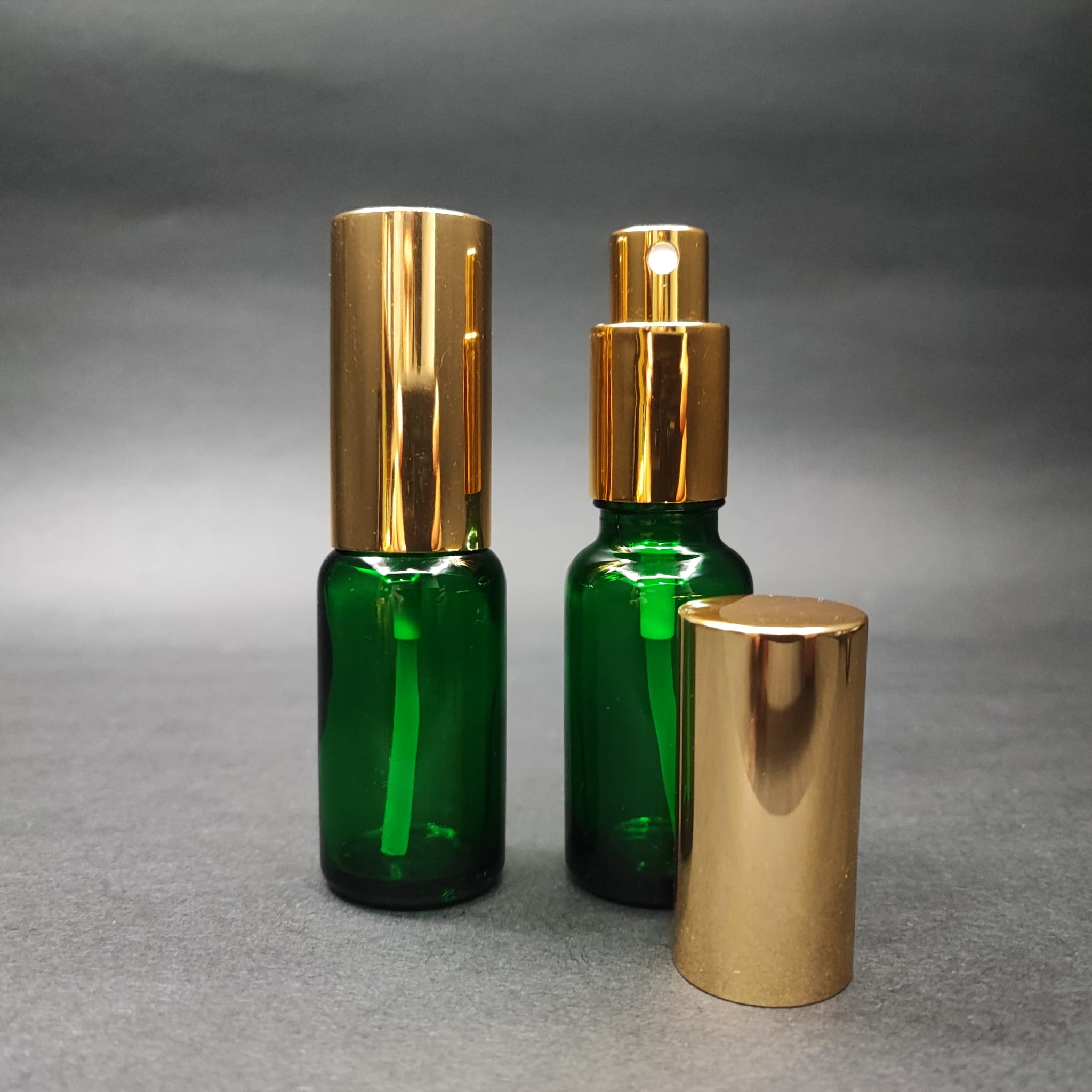 20 ML ЛУКСОЗНИ БУТИЛКИ ЗА ПАРФЮМ С ВИНТОВА ВЕНТИЛА - 20 CC ЗЕЛЕНА СТЪКЛЕНА БУТИЛКА - КОМПЛЕКТ СЪС ЗЛАТНА МЕТАЛНА КАПАЧКА ЗА СПРЕЙ.