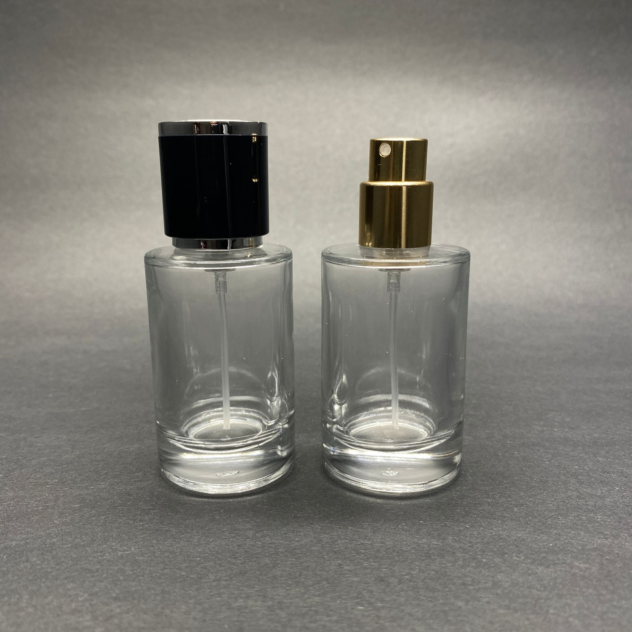 30 ML ЦИЛИНДРИЧЕН МОДЕЛ БУТИЛКА ЗА ПАРФЮМ SAVAGE - ЗЛАТЕН МЕТАЛЕН СПРЕЙ + СРЕБРИСТНО ЧЕРНА КАПАЧКА (15 ММ УСТИЕ, ЛЕСНО ЗАТВАРЯНЕ С Щракване)