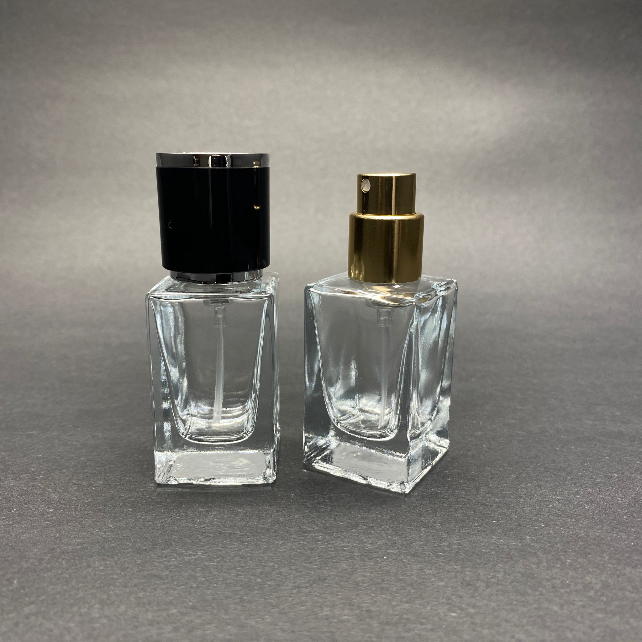 15 ML КВАДРАТЕН МОДЕЛ БЛУМ ПАРФЮМНА БУТИЛКА - ЗЛАТЕН МЕТАЛЕН СПРЕЙ + СРЕБРИСТНО ЧЕРНА КАПАЧКА (15 ММ УСТИЕ, ЛЕСНО ЗАТВАРЯНЕ С Щракване)