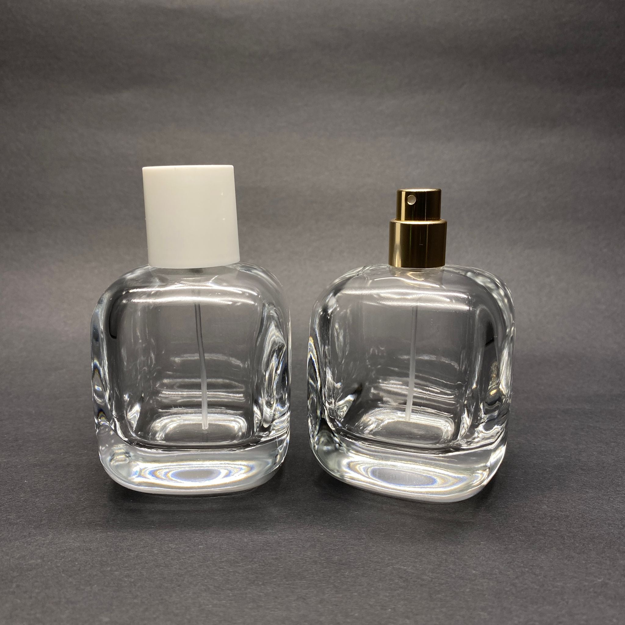 100 ML ОВАЛЕН КВАДРАТЕН МОДЕЛ СЪРЦЕВО ФЛАКОНО ЗА ПАРФЮМ - ЗЛАТЕН МЕТАЛЕН СПРЕЙ + БЯЛА КАПАЧКА (15 MM УСТИЯ, ЛЕСНО ЗАТВАРЯНЕ С Щракване)