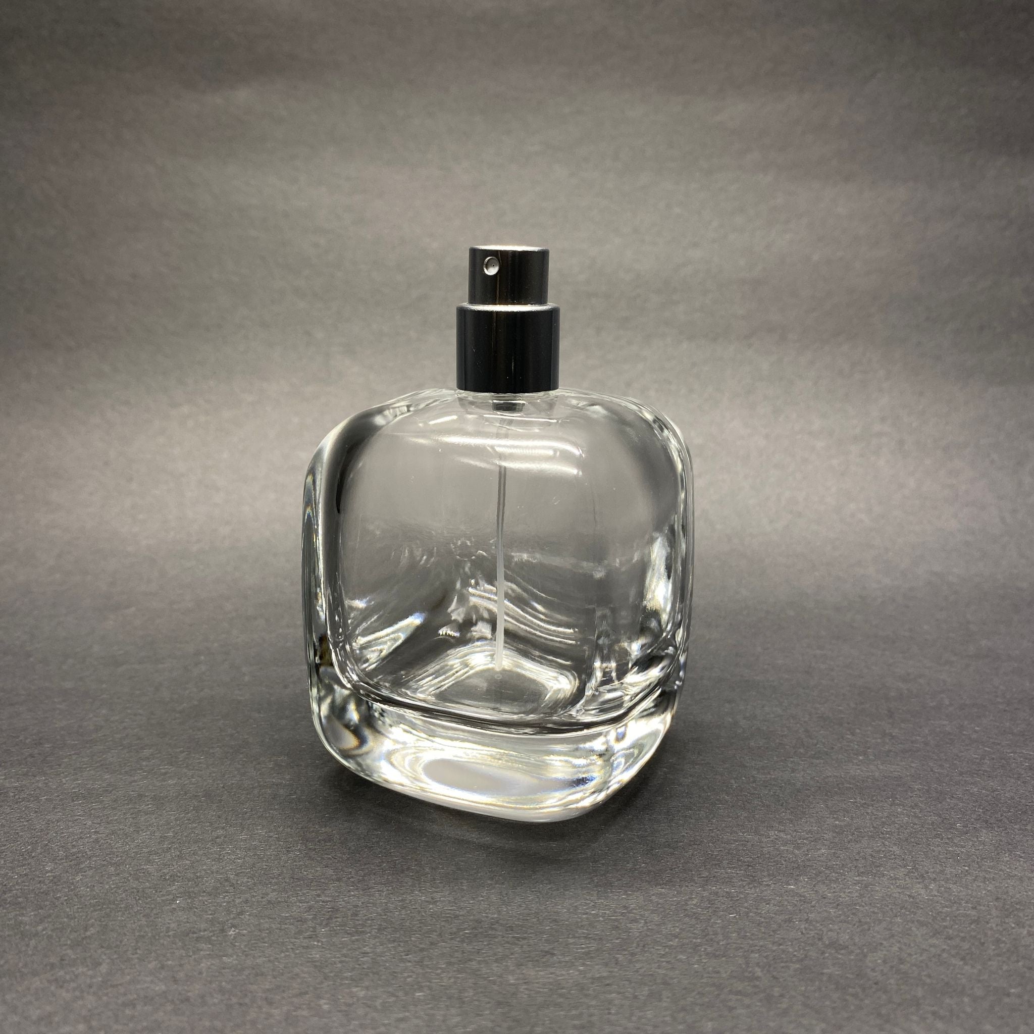 100 ML ОВАЛЕН КВАДРАТЕН МОДЕЛ СЪРЦЕВО ФЛАКОНО ЗА ПАРФЮМ - СРЕБРИСТ МЕТАЛЕН СПРЕЙ (15 MM УСТИЯ, ЛЕСНО ЗАТВАРЯНЕ С Щракване)