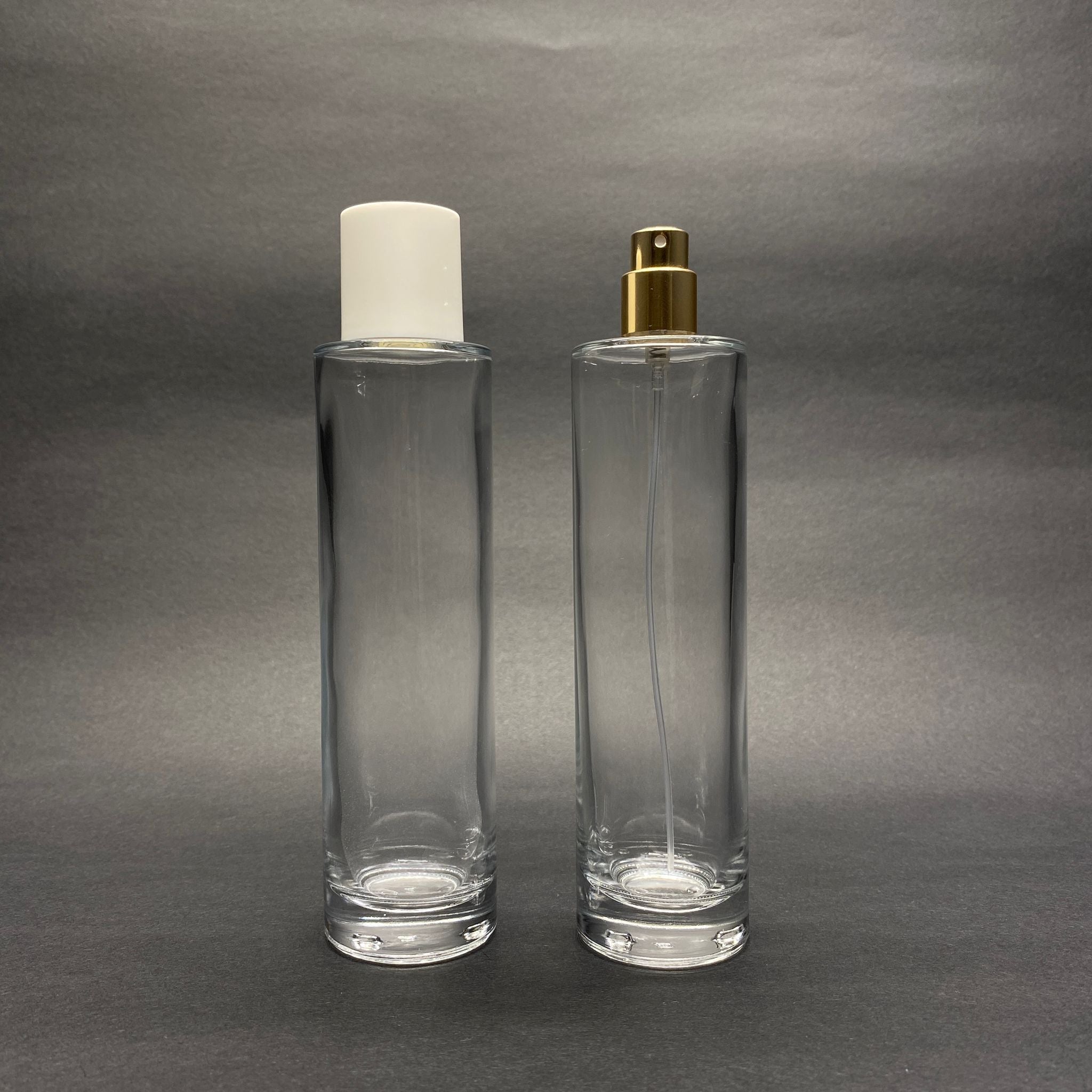 100 ML ЦИЛИНДРИЧЕН МОДЕЛ ДЪЛЪГ ПЕРЕЛИЧЕН ФЛАКОН ЗА ПАРФЮМ - ЗЛАТЕН МЕТАЛЕН СПРЕЙ + БЯЛА КАПАЧКА (15 ММ УСТИЕ, ЛЕСНО ЗАТВАРЯНЕ С Щракване)