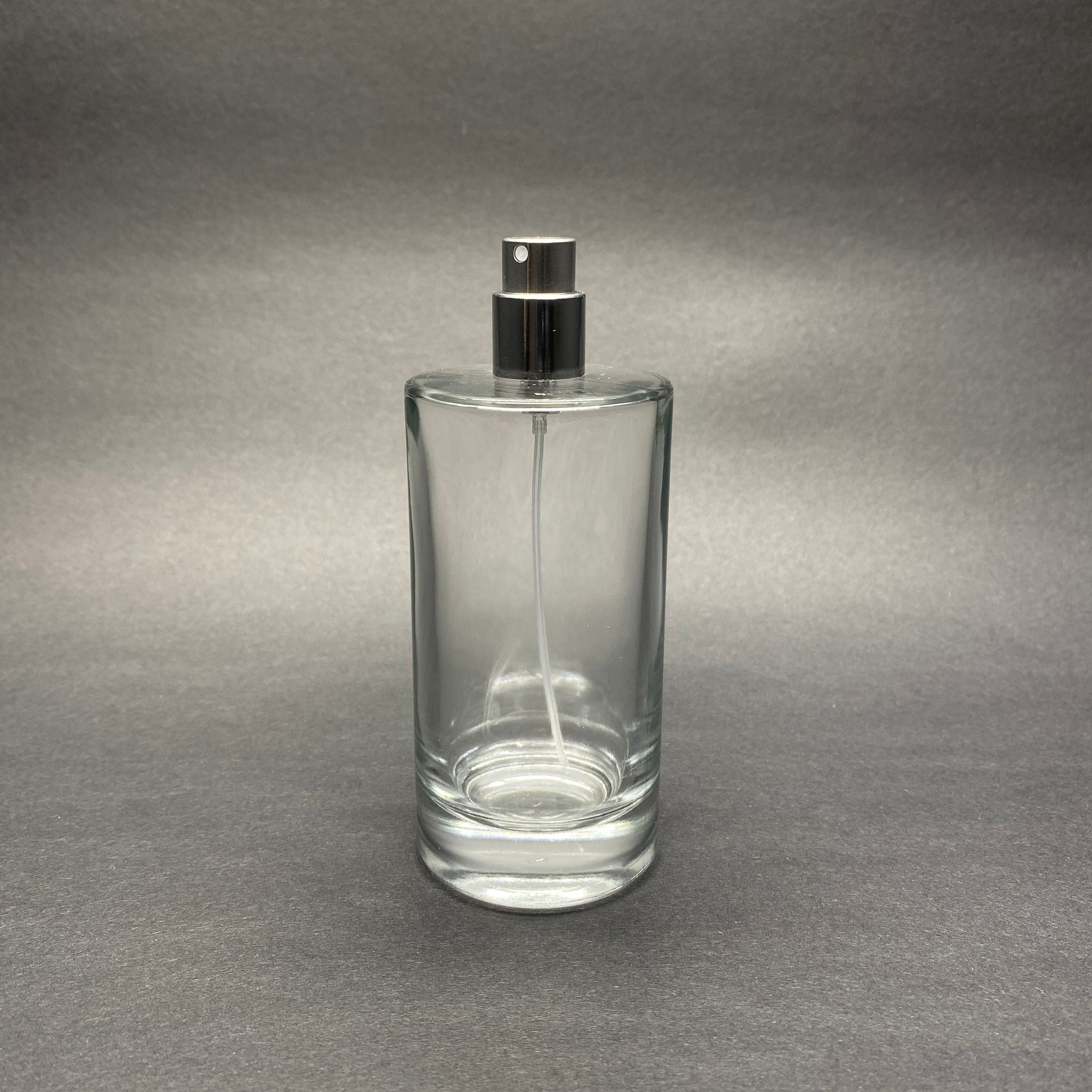 100 ML ЦИЛИНДРИЧЕН МОДЕЛ БУТИЛКА ЗА ПАРФЮМ SAVAGE - СРЕБРИСТ МЕТАЛЕН СПРЕЙ (15 MM УСТИЕ, ЛЕСНО ЗАТВАРЯНЕ С Щракване)