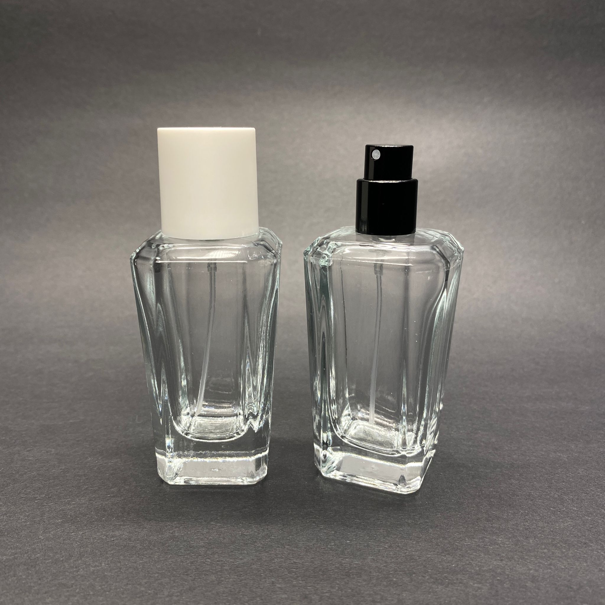 50 ML КВАДРАТЕН МОДЕЛ ЗА ПАРФЮМ MIRA - ЧЕРЕН МЕТАЛЕН СПРЕЙ + БЯЛА КАПАЧКА (15 MM УСТИЕ, ЛЕСНО ЗАТВАРЯНЕ С Щракване)