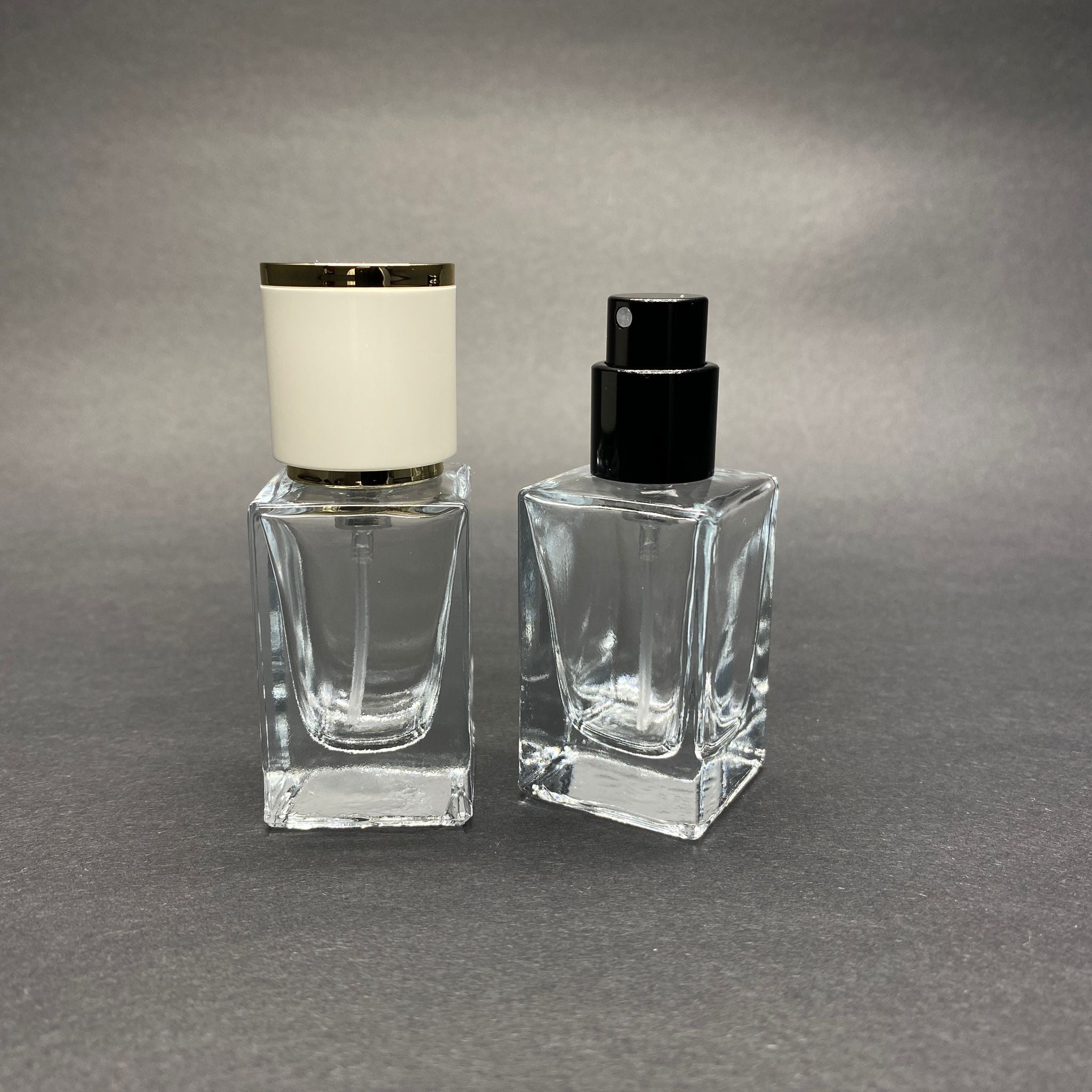 15 ML КВАДРАТЕН МОДЕЛ ФЛАКОН ЗА ПАРФЮМ BLOOM - ЧЕРЕН МЕТАЛЕН СПРЕЙ + ЗЛАТНО БЯЛА КАПАЧКА (15 ММ УСТИЯ, ЛЕСНО ЗАТВАРЯНЕ С Щракване)