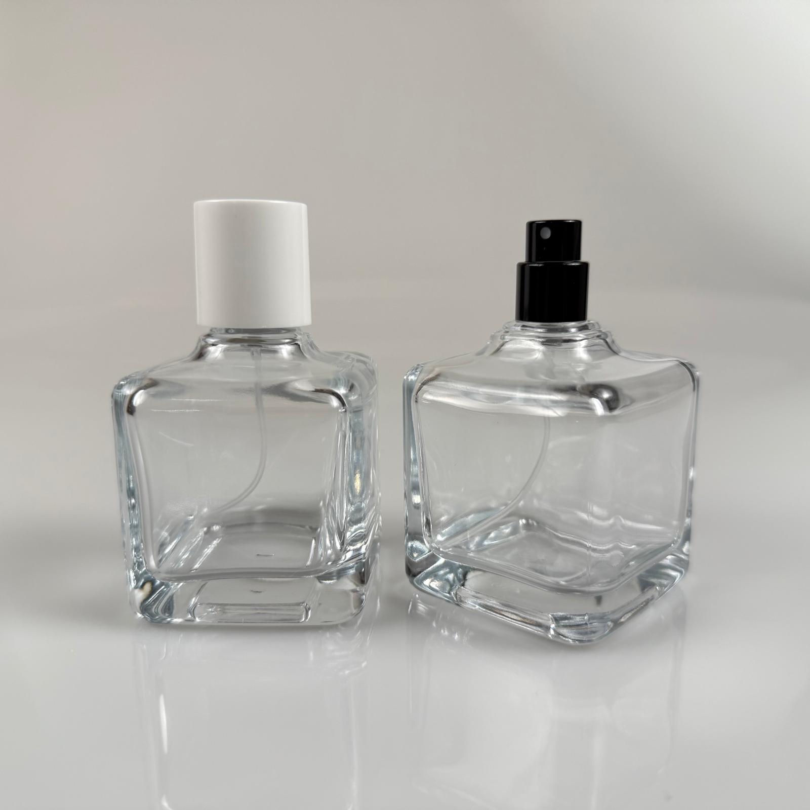100 ML КВАДРАТЕН МОДЕЛ ЗА ПАРФЮМ LURA - ЧЕРЕН МЕТАЛЕН СПРЕЙ + БЯЛА КАПАЧКА (15 MM УСТИЕ, ЛЕСНО ЗАТВАРЯНЕ С Щракване)
