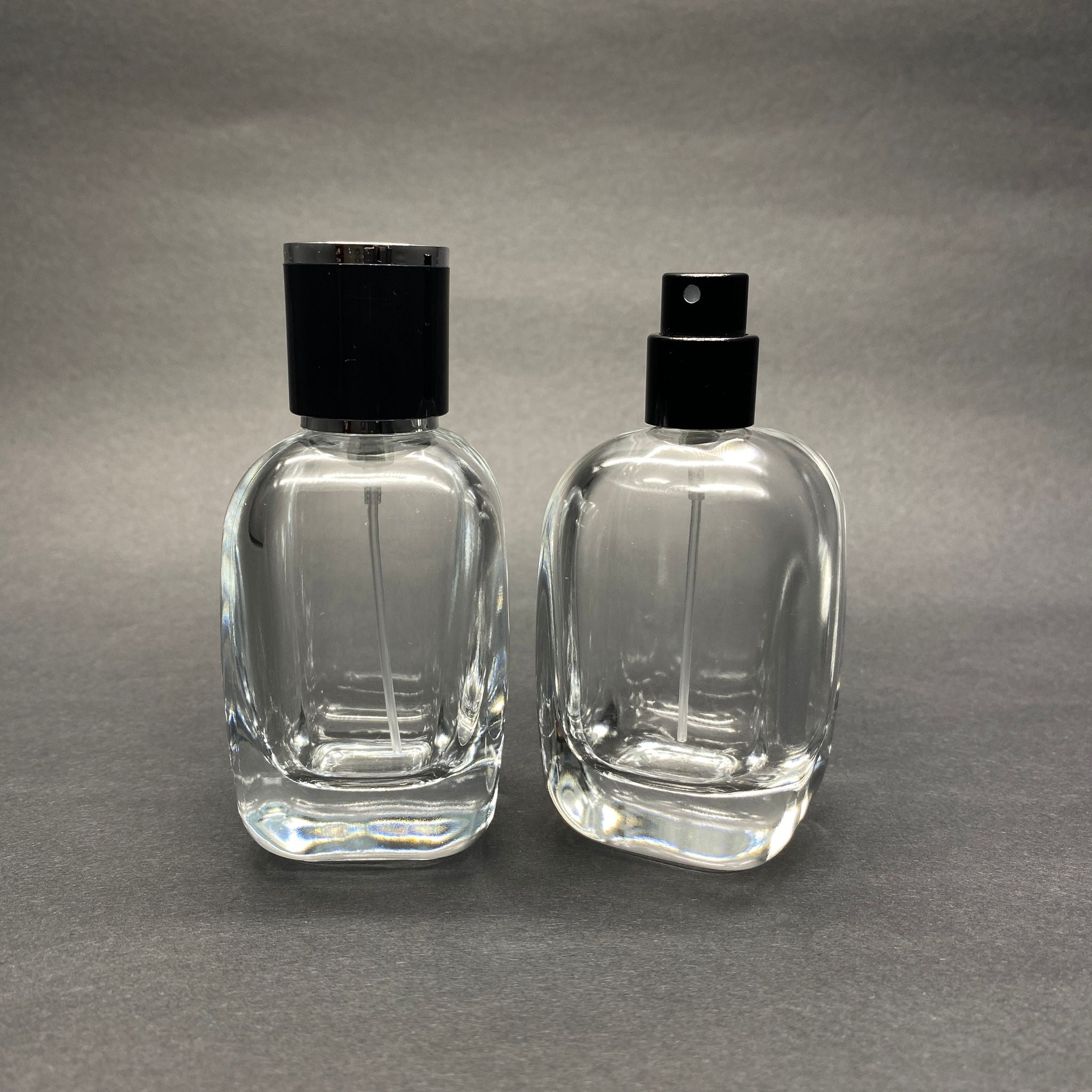 50 ML ОВАЛЕН КВАДРАТЕН МОДЕЛ СЪРЦЕВО ФЛАКОНО ЗА ПАРФЮМ - ЧЕРЕН МЕТАЛЕН СПРЕЙ + СРЕБРИСТНО ЧЕРНА КАПАЧКА (15 ММ УСТИЯ, ЛЕСНО ЗАТВАРЯНЕ С Щракване)