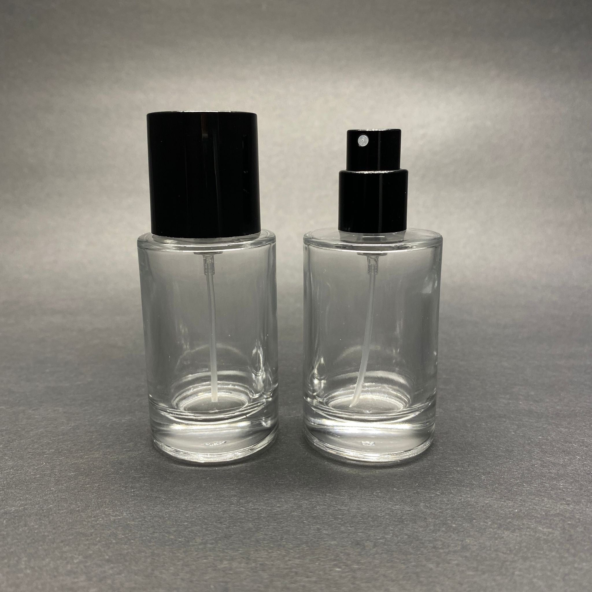 30 ML ЦИЛИНДРИЧЕН МОДЕЛ БУТИЛКА ЗА ПАРФЮМ SAVAGE - ЧЕРЕН МЕТАЛЕН СПРЕЙ + ЧЕРНА КАПАЧКА (15 ММ УСТИЕ, ЛЕСНО ЗАТВАРЯНЕ С Щракване)