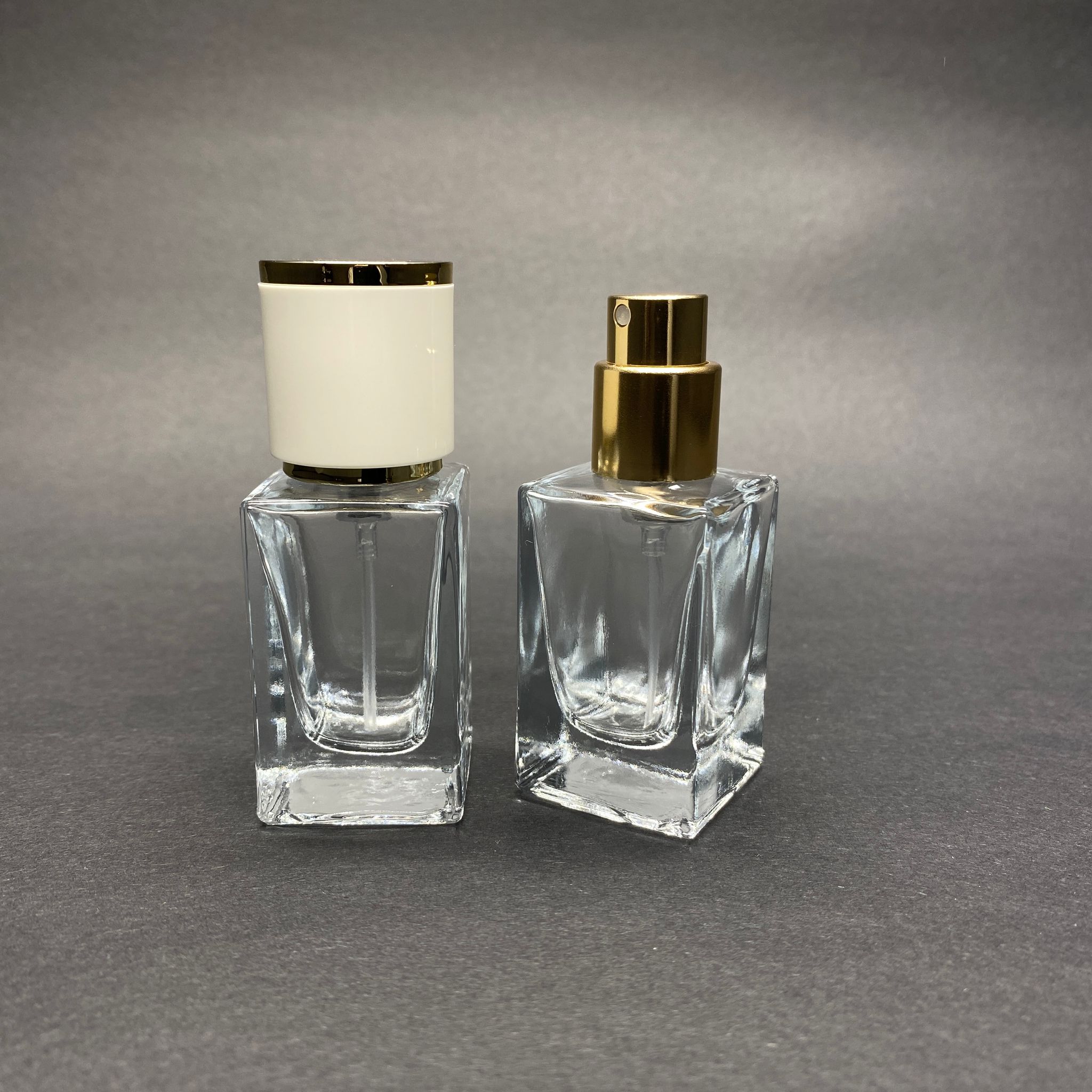 15 ML КВАДРАТЕН МОДЕЛ ФЛАКОН ЗА ПАРФЮМ BLOOM - ЗЛАТЕН МЕТАЛЕН СПРЕЙ + ЗЛАТНО БЯЛА КАПАЧКА (15 ММ УСТИЯ, ЛЕСНО ЗАТВАРЯНЕ С Щракване)