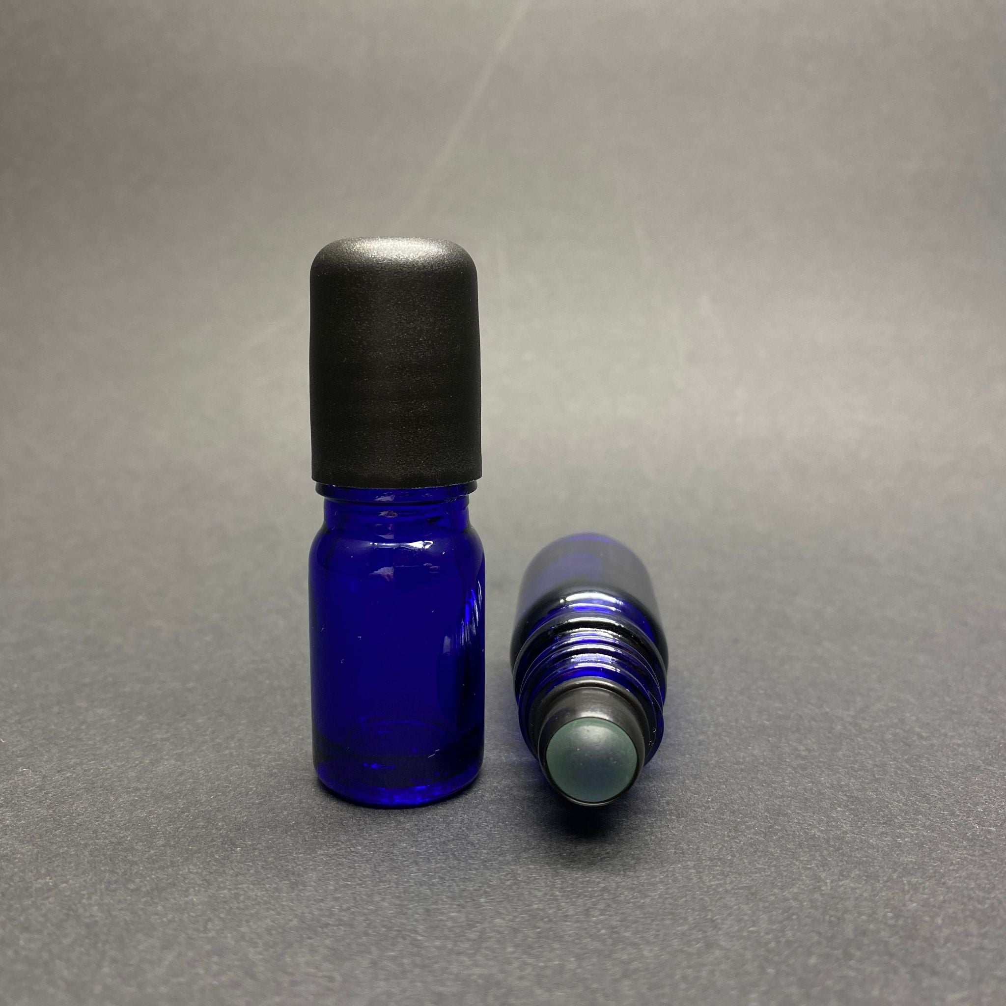 5 CC СИНЯ СТЪКЛЕНА РОЛ-ОН БУТИЛКА - С ЧЕРНА КАПАЧКА - 5 ML СТЪКЛЕНА БУТИЛКА С ТОПЧЕ - СТЪКЛЕНА РОЛ-ОН БУТИЛКА - СТЪКЛЕНА БУТИЛКА С ЕСЕНЦИЯ