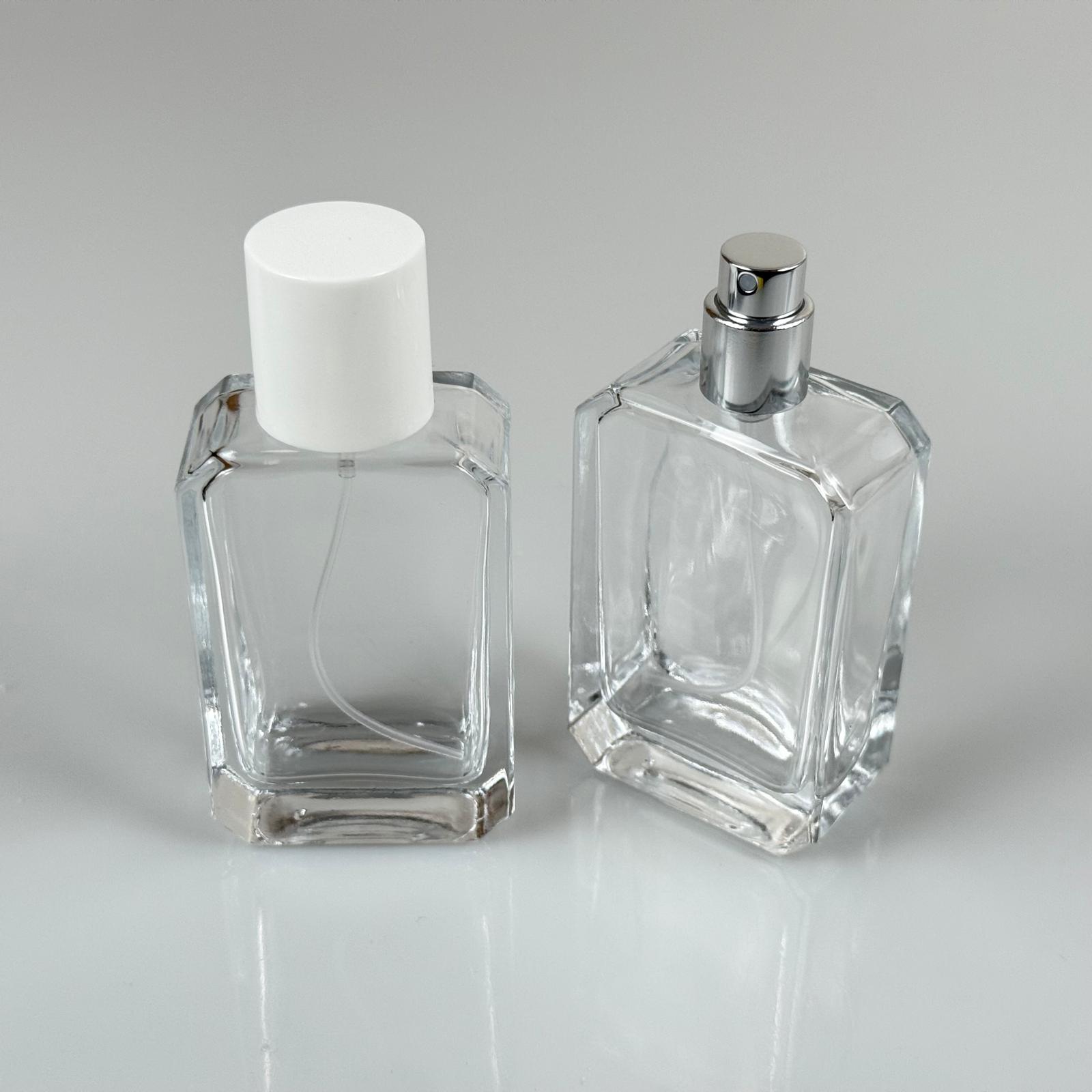 50 ML АНГЕЛСКА БУТИЛКА ЗА ПАРФЮМ, КВАДРАТЕН МОДЕЛ - СРЕБРИСТ МЕТАЛЕН СПРЕЙ + БЯЛА КАПАЧКА (15 ММ УСТИЕ, ЛЕСНО ЗАТВАРЯНЕ С Щракване)