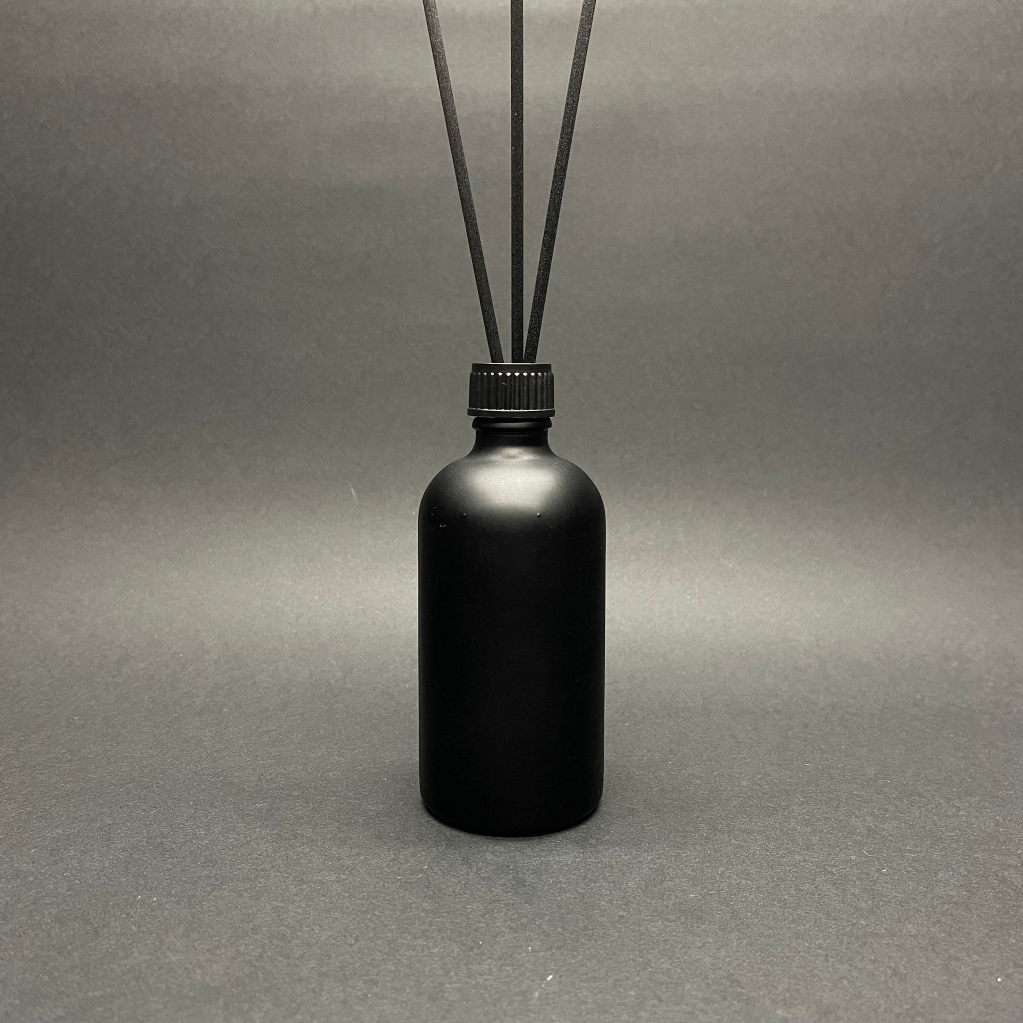 100 CC Матово черно стъклено бамбуково шишенце за стая - 100 ml бутилка с дифузьор от бамбукова тръстика - бутилка с дифузер - стъклена бутилка + черна пластмасова капачка + пластмасова запушалка + 3 бамбукови греди от черни влакна