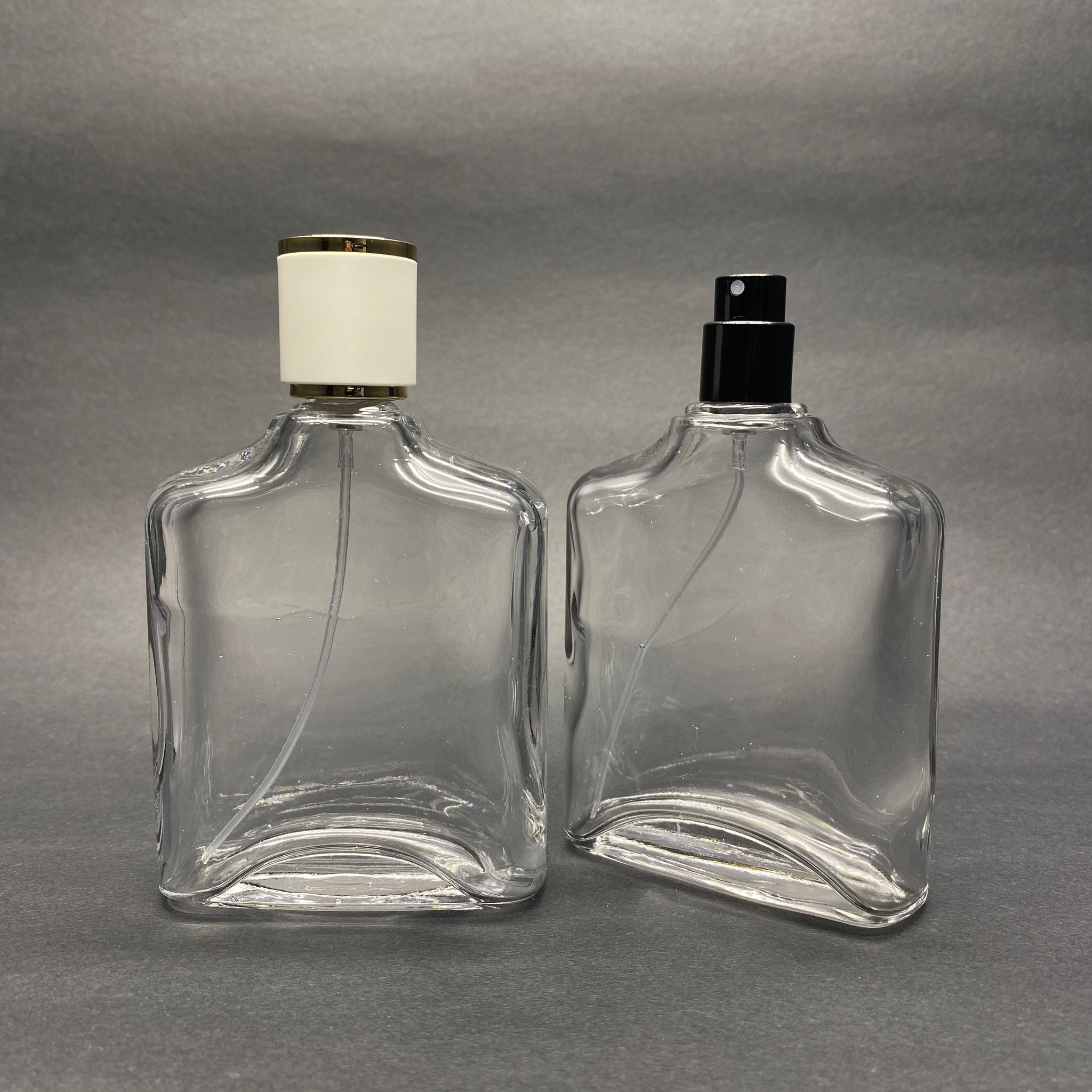 100 ML ПЛОСЪК МОДЕЛ ЗА ПАРФЮМ ZEUS - ЧЕРЕН МЕТАЛЕН СПРЕЙ + ЗЛАТНО БЯЛА КАПАЧКА (15 ММ УСТИЯ, ЛЕСНО ЗАТВАРЯНЕ) !!МОЖЕ ДА СЪДЪРЖА ДЕФЕКТНА БУТИЛКА, ЦЕНАТА СЕ ПОДДЪРЖА НИСКА!!