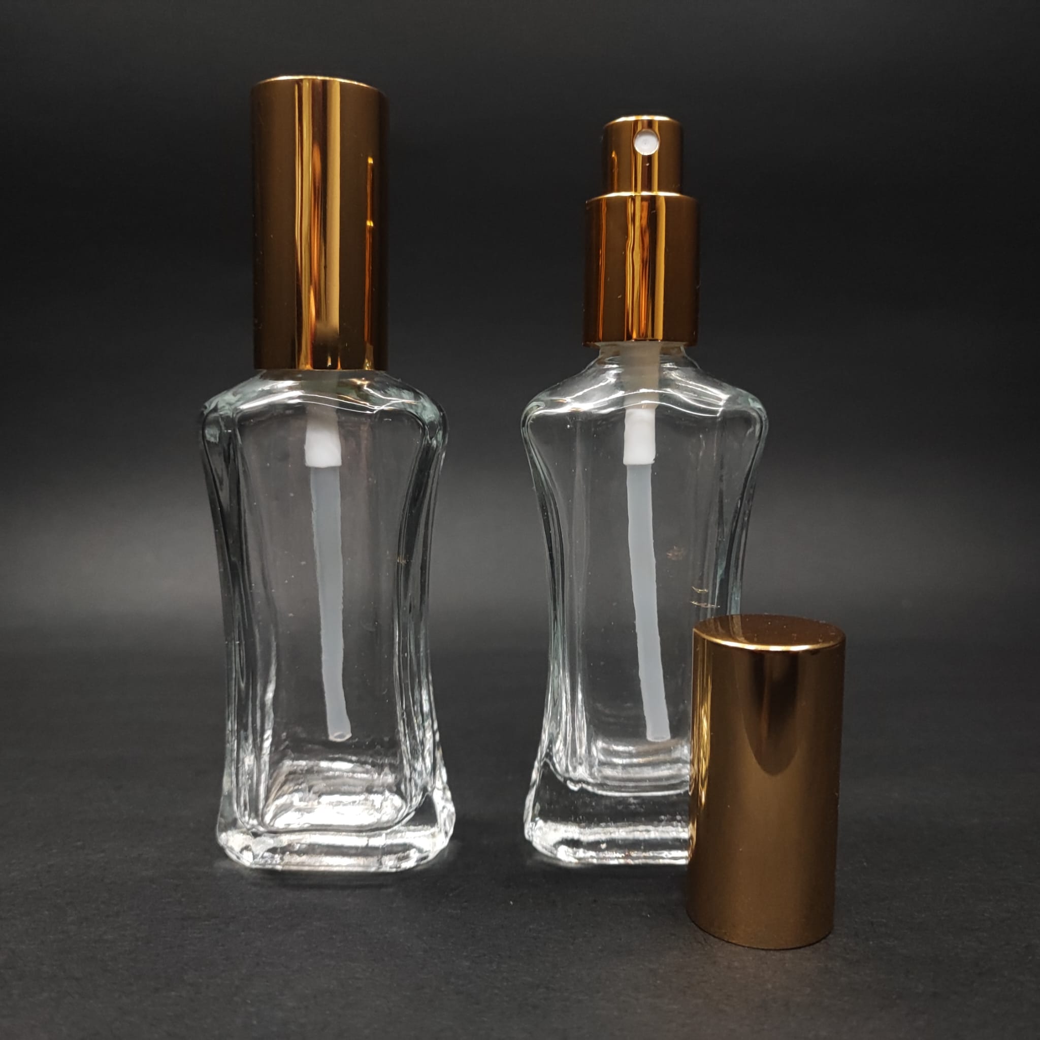 50 ML ЛУКСОЗНИ БУТИЛКИ ЗА ПАРФЮМ С ВИНТОВА ВЕНТИЛА - 50 CC MILANO СТЪКЛЕНА БУТИЛКА - КОМПЛЕКТ СЪС ЗЛАТНА МЕТАЛНА КАПАЧКА ЗА СПРЕЙ (МОЖЕ ДА Е ВЪЗМОЖЕН ТОЛЕРАНС ОТ +/- 5 ML ПОРАДИ ДЕБЕЛИНАТА НА СТЪКЛОТО)