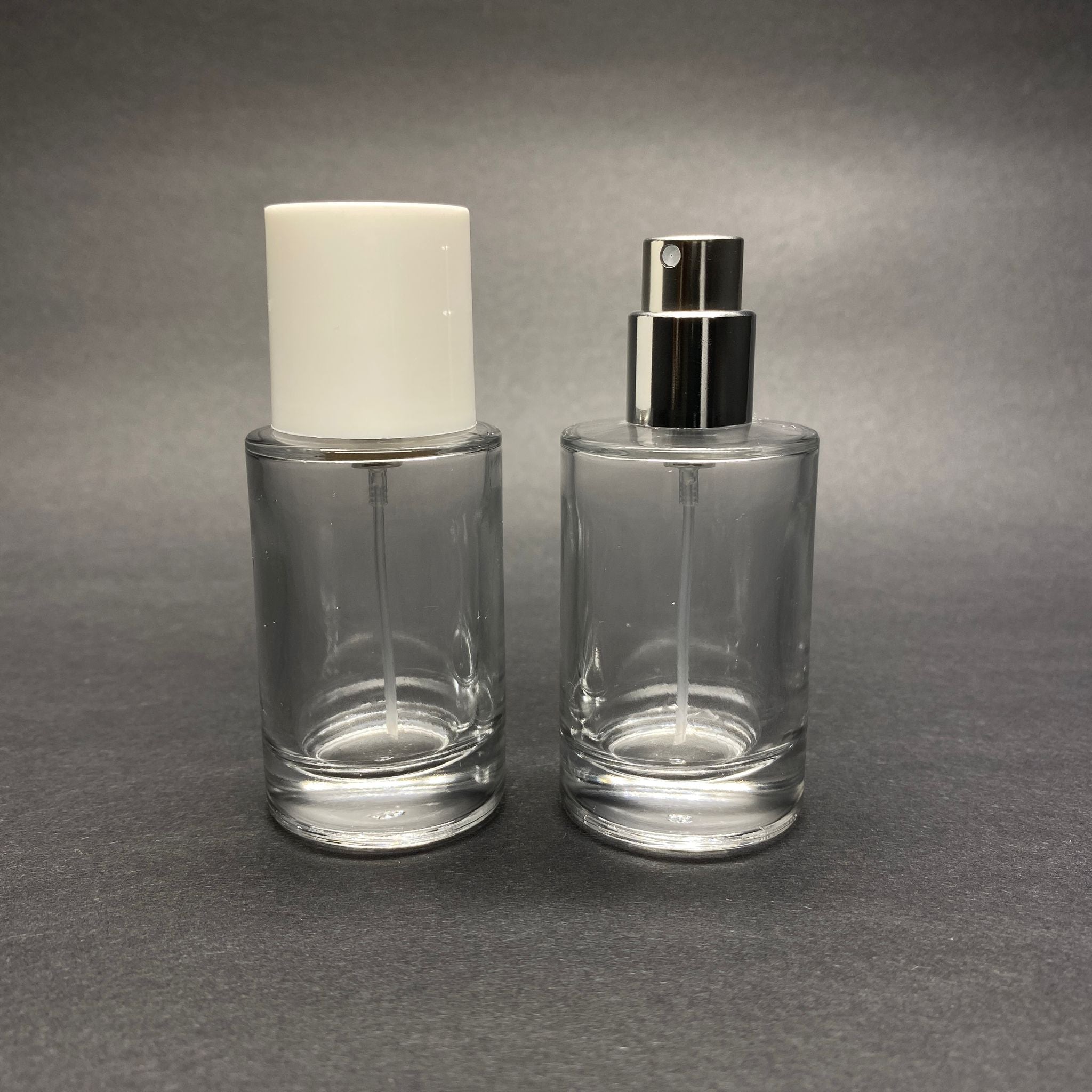 30 ML ЦИЛИНДРИЧЕН МОДЕЛ БУТИЛКА ЗА ПАРФЮМ SAVAGE - СРЕБРИСТ МЕТАЛЕН СПРЕЙ + БЯЛА КАПАЧКА (15 ММ УСТИЕ, ЛЕСНО ЗАТВАРЯНЕ С Щракване)