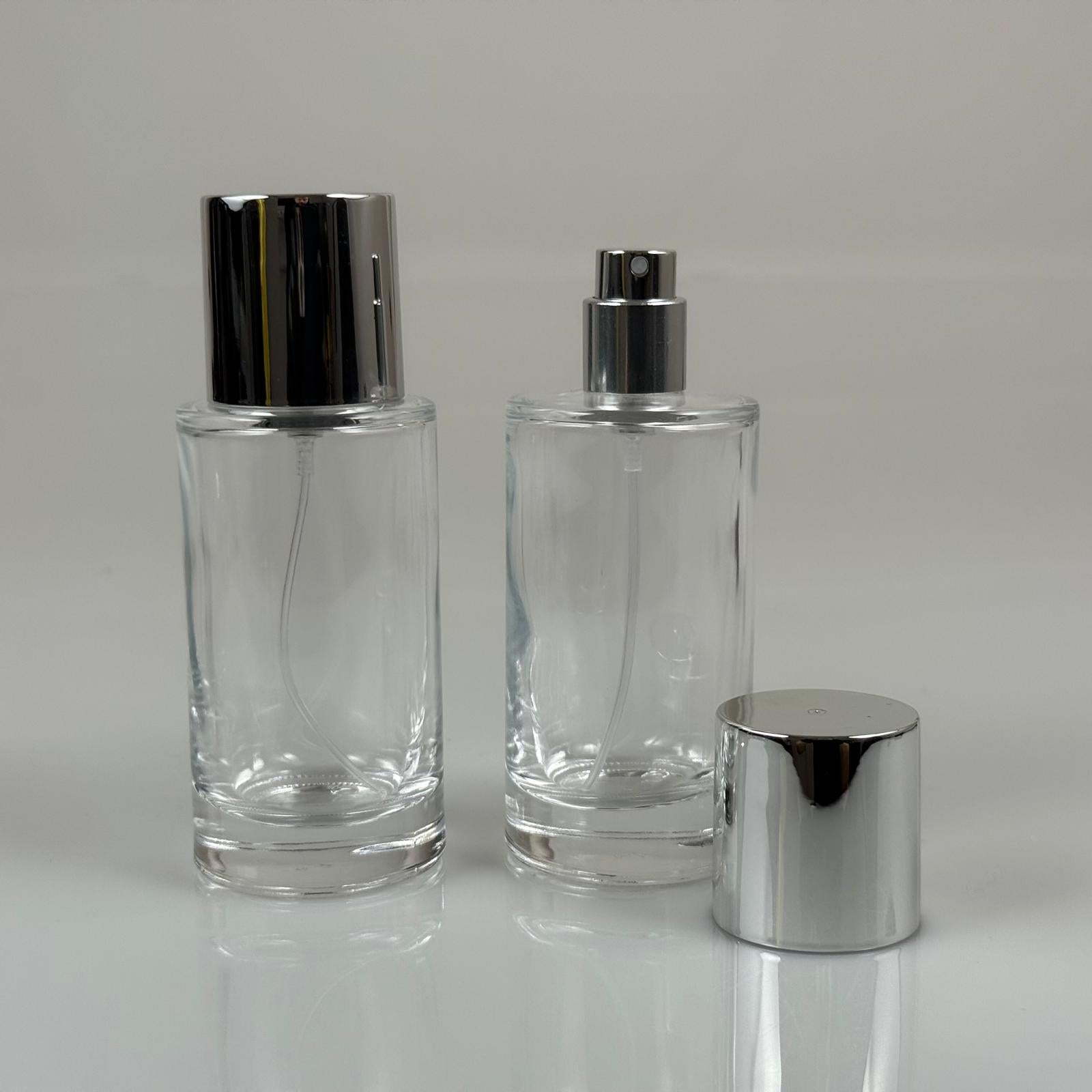 50 ML ЦИЛИНДРИЧЕН МОДЕЛ MARS ПАРФЮМНА БУТИЛКА - СРЕБРИСТ МЕТАЛЕН СПРЕЙ + СРЕБРИСТА ШИРОКА КАПАЧКА (15 MM УСТИЕ, ЛЕСНО ЗАТВАРЯНЕ С Щракване)