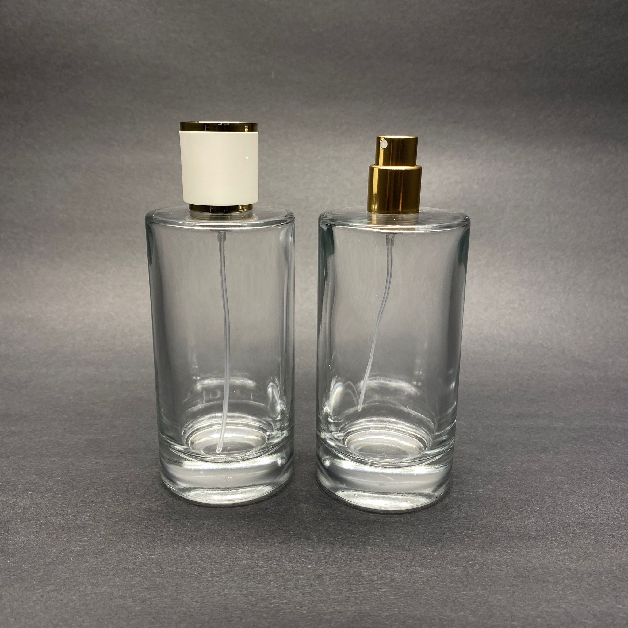 100 ML ЦИЛИНДРИЧЕН МОДЕЛ БУТИЛКА ЗА ПАРФЮМ SAVAGE - ЗЛАТЕН МЕТАЛЕН СПРЕЙ + ЗЛАТНО БЯЛА КАПАЧКА (15 ММ УСТИЕ, ЛЕСНО ЗАТВАРЯНЕ С Щракване)