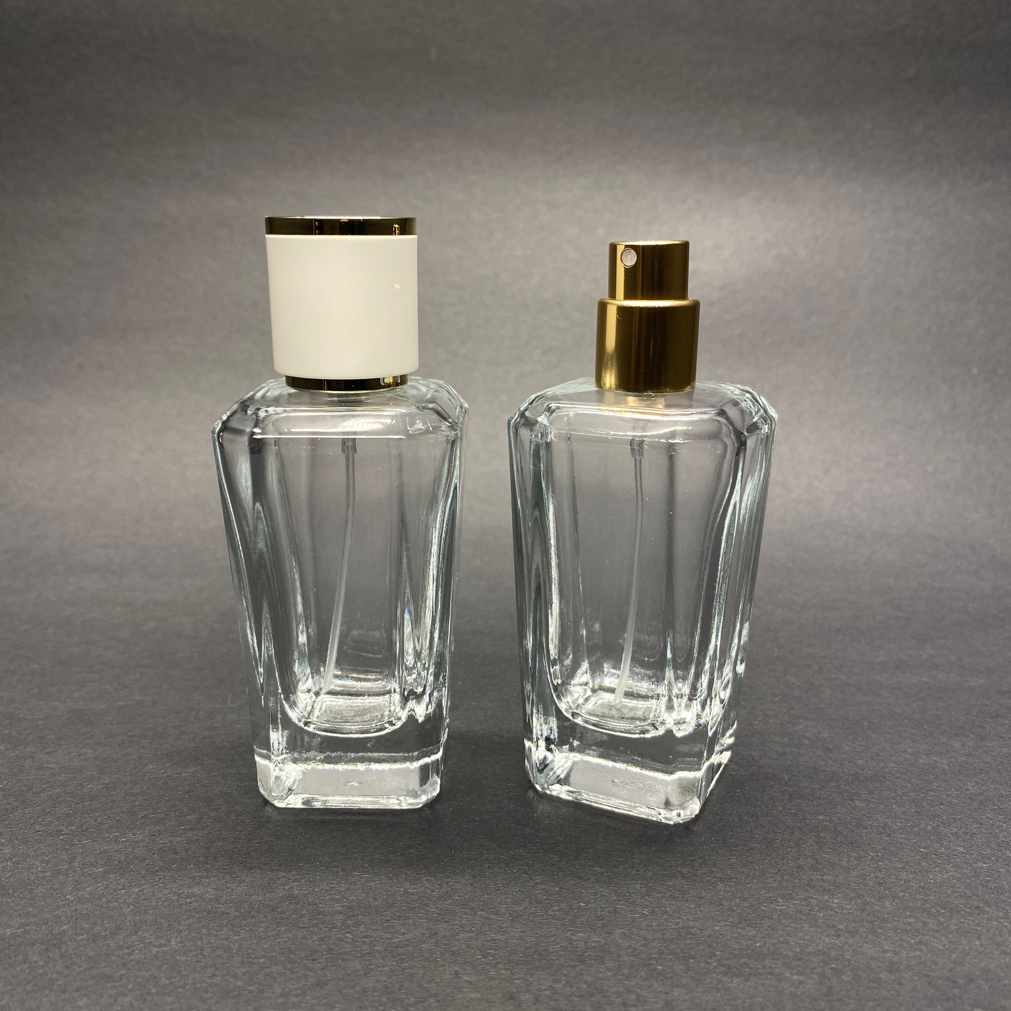50 ML КВАДРАТЕН МОДЕЛ ЗА ПАРФЮМ MIRA - ЗЛАТЕН МЕТАЛЕН СПРЕЙ + ЗЛАТНО БЯЛА КАПАЧКА (15 ММ УСТИЕ, ЛЕСНО ЗАТВАРЯНЕ С Щракване)