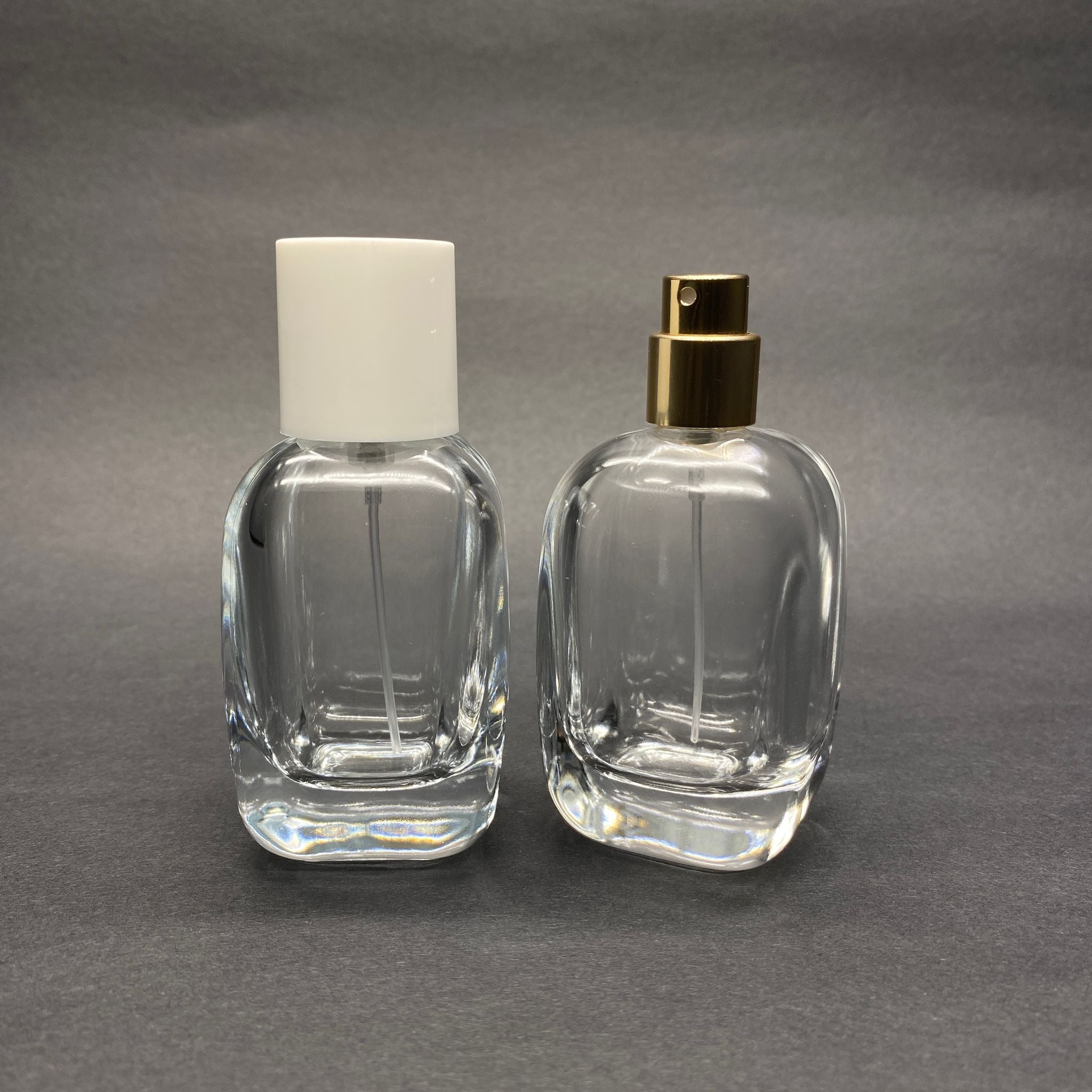50 ML ОВАЛЕН КВАДРАТЕН МОДЕЛ СЪРЦЕВО ФЛАКОНО ЗА ПАРФЮМ - ЗЛАТЕН МЕТАЛЕН СПРЕЙ + БЯЛА КАПАЧКА (15 MM УСТИЯ, ЛЕСНО ЗАТВАРЯНЕ С Щракване)