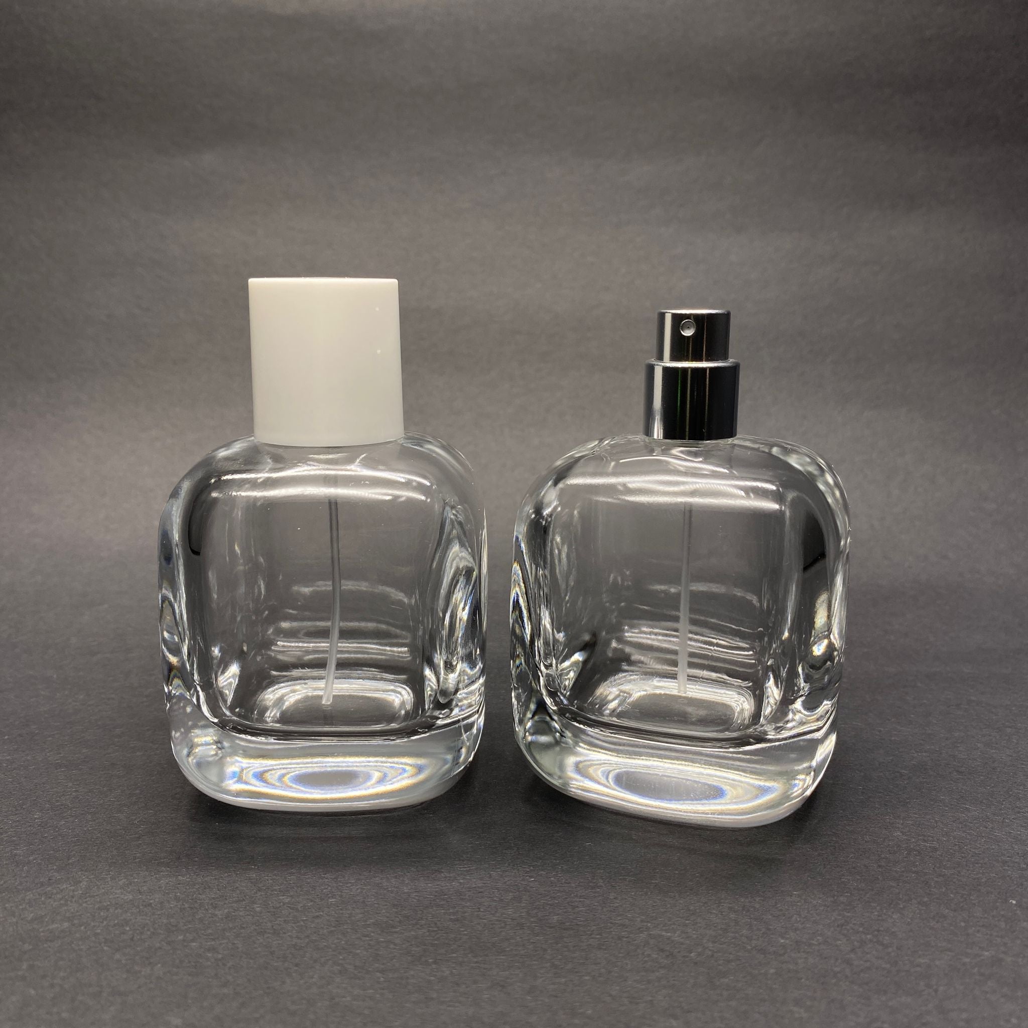 100 ML ОВАЛЕН КВАДРАТЕН МОДЕЛ СЪРЦЕВО ФЛАКОНО ЗА ПАРФЮМ - СРЕБРИСТ МЕТАЛЕН СПРЕЙ + БЯЛА КАПАЧКА (15 ММ УСТИЕ, ЛЕСНО ЗАТВАРЯНЕ С Щракване)